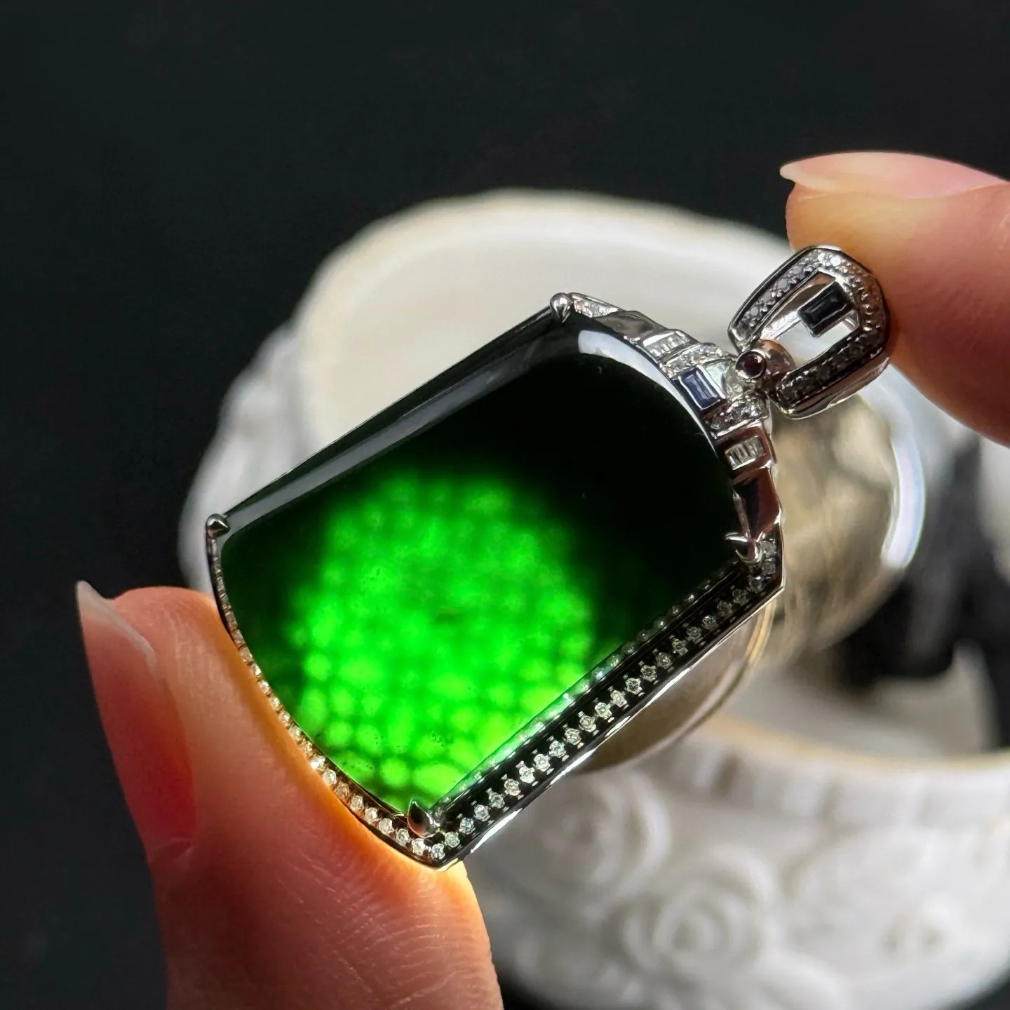 精品18k墨翠无事牌 种好色正 黑度极好 打灯通透 油性十足  尺寸36.5