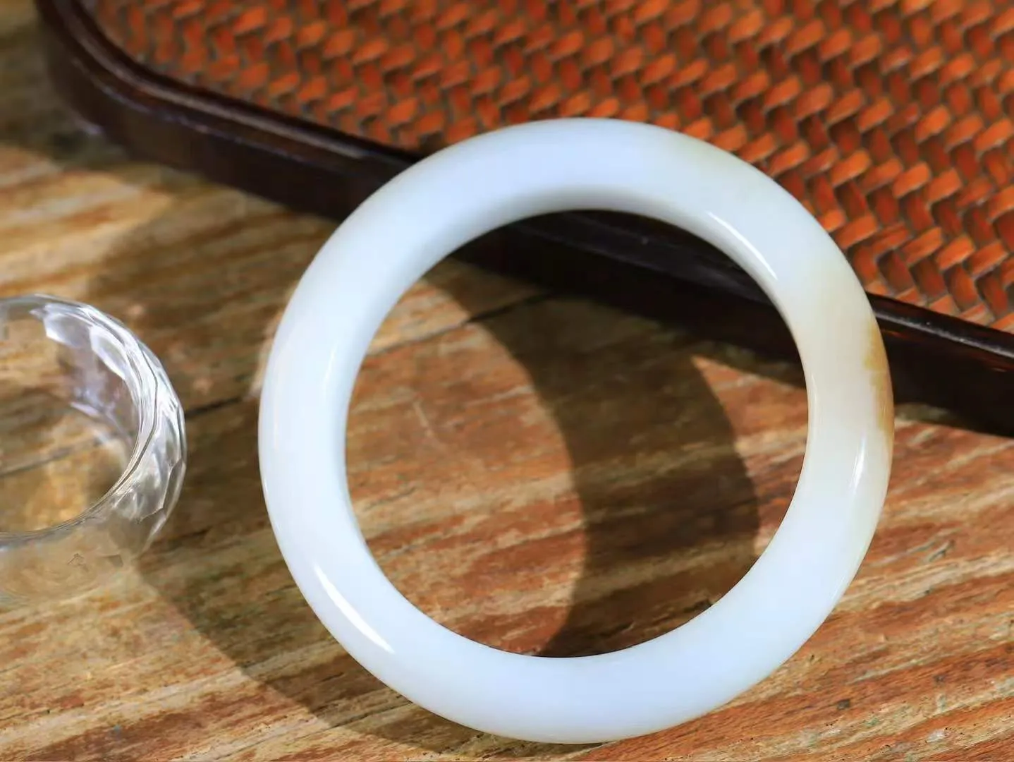 【暖玉生香·手镯】

精品和田玉糖白玉手镯，质地油润细腻，色泽高贵典雅，镯型古朴典雅。在诗情画意的雨巷相遇，你是我腕间的一抹风情，有你眸有深情，清风荡漾湖间静水，我愿俯身低眉，在烟波涟漪处，寻你深情倩影。内径57.5mm尺寸13.6-10mm重69.5克fDL-181252800