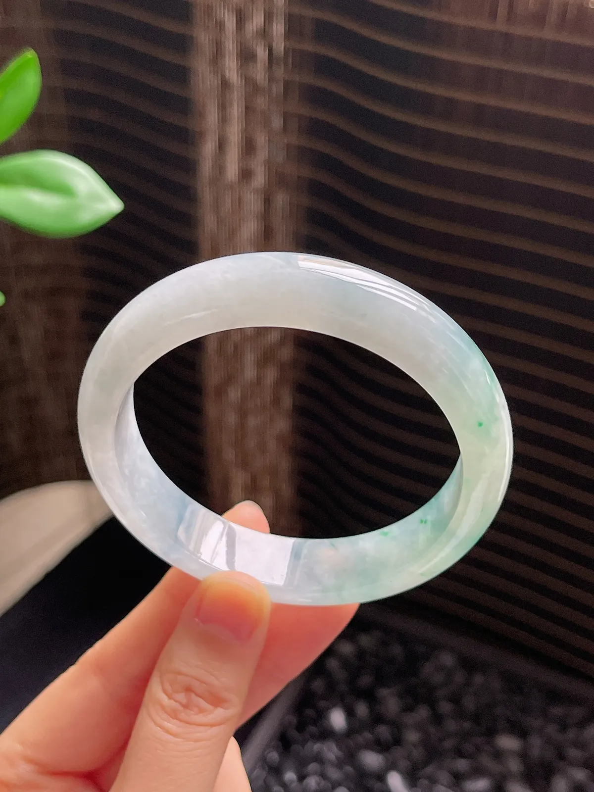 正圈59圈口，翡翠冰糯种飘绿手镯