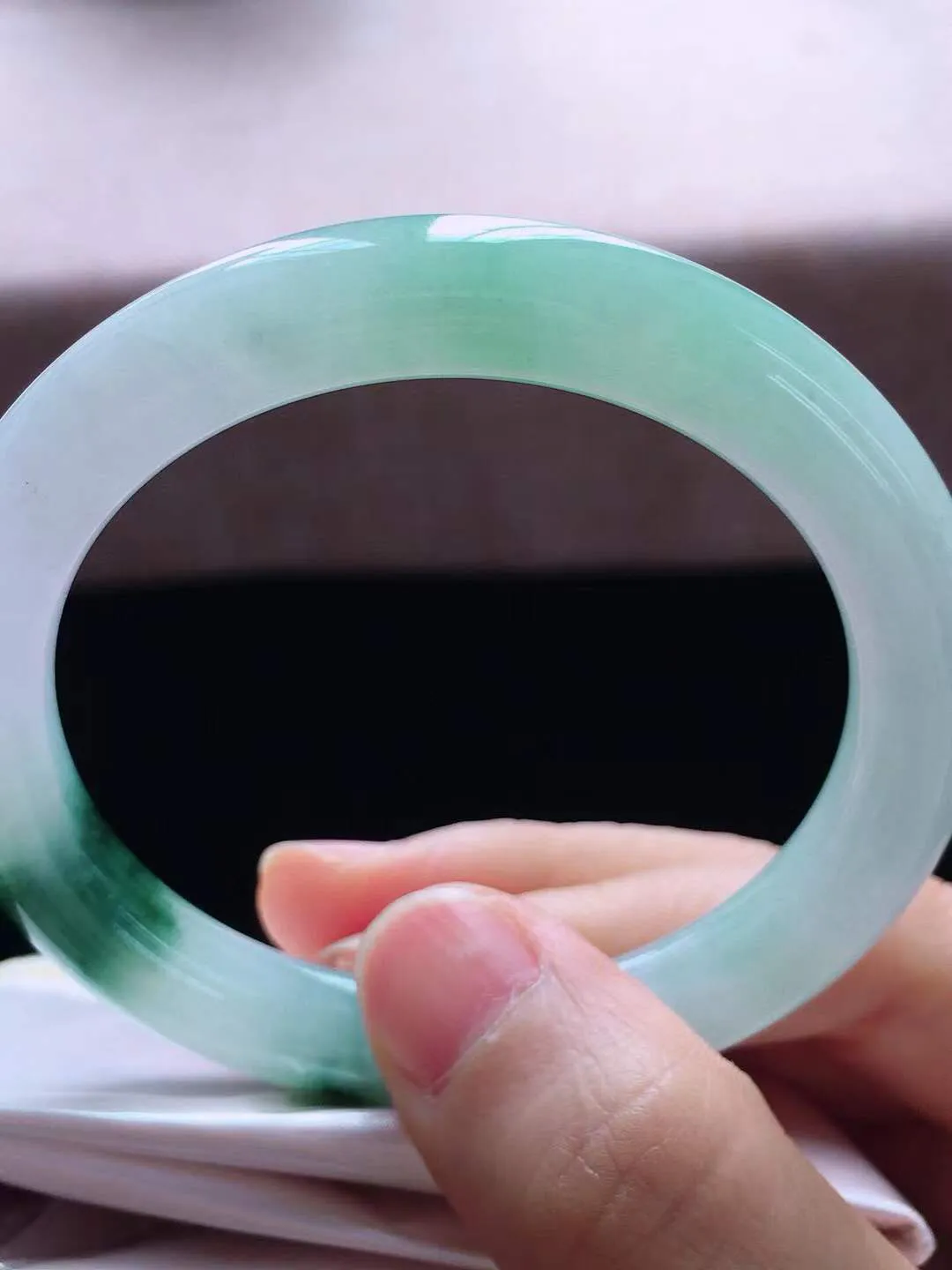 【翡翠名称】老种冰飘花52.2圈口圆条手镯
【翡翠尺寸】52.2*9*8.6mm适合52-54.5正圈口佩戴
【翡翠描述】宝贝种老水足，玉质细腻，色泽靓丽，性价比高，佩戴效果好！
【其它赠送】权威证书/精美挂绳盒子/支持全国复检