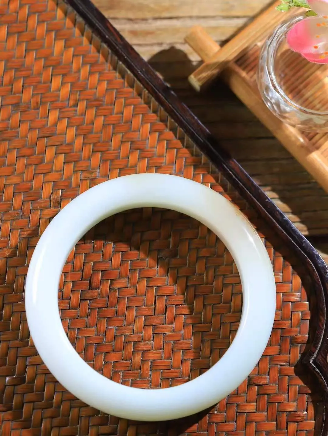 【暖玉生香·手镯】

精品和田玉糖白玉手镯，质地油润细腻，色泽高贵典雅，镯型古朴典雅。在诗情画意的雨巷相遇，你是我腕间的一抹风情，有你眸有深情，清风荡漾湖间静水，我愿俯身低眉，在烟波涟漪处，寻你深情倩影。内径57.5mm尺寸13.6-10mm重69.5克fDL-181252800