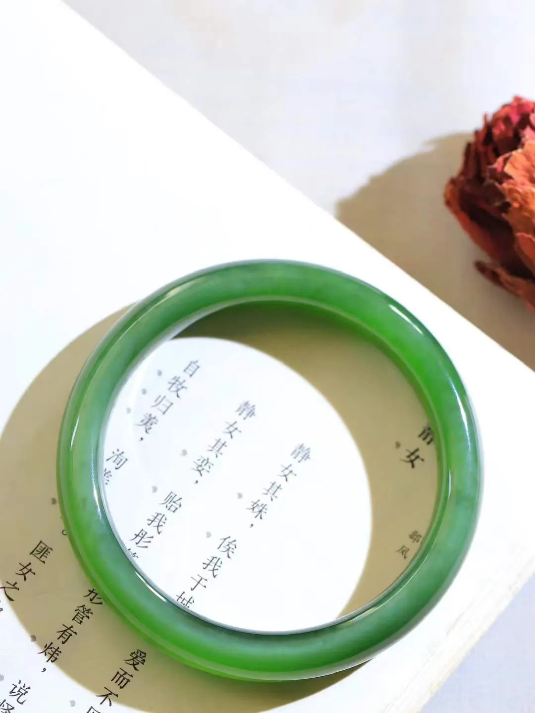 【碧色荡漾·手镯】

精品️和田玉碧玉猫眼手镯，玉质细腻温润，手感舒适，️线条流畅，简约大气，美自天成，佩戴于腕间，婉约之美，举手投足间透出那份低调奢华，醉人心扉。重47克 内径圈口57mm尺寸11.2-8.5mm FDL-771202832