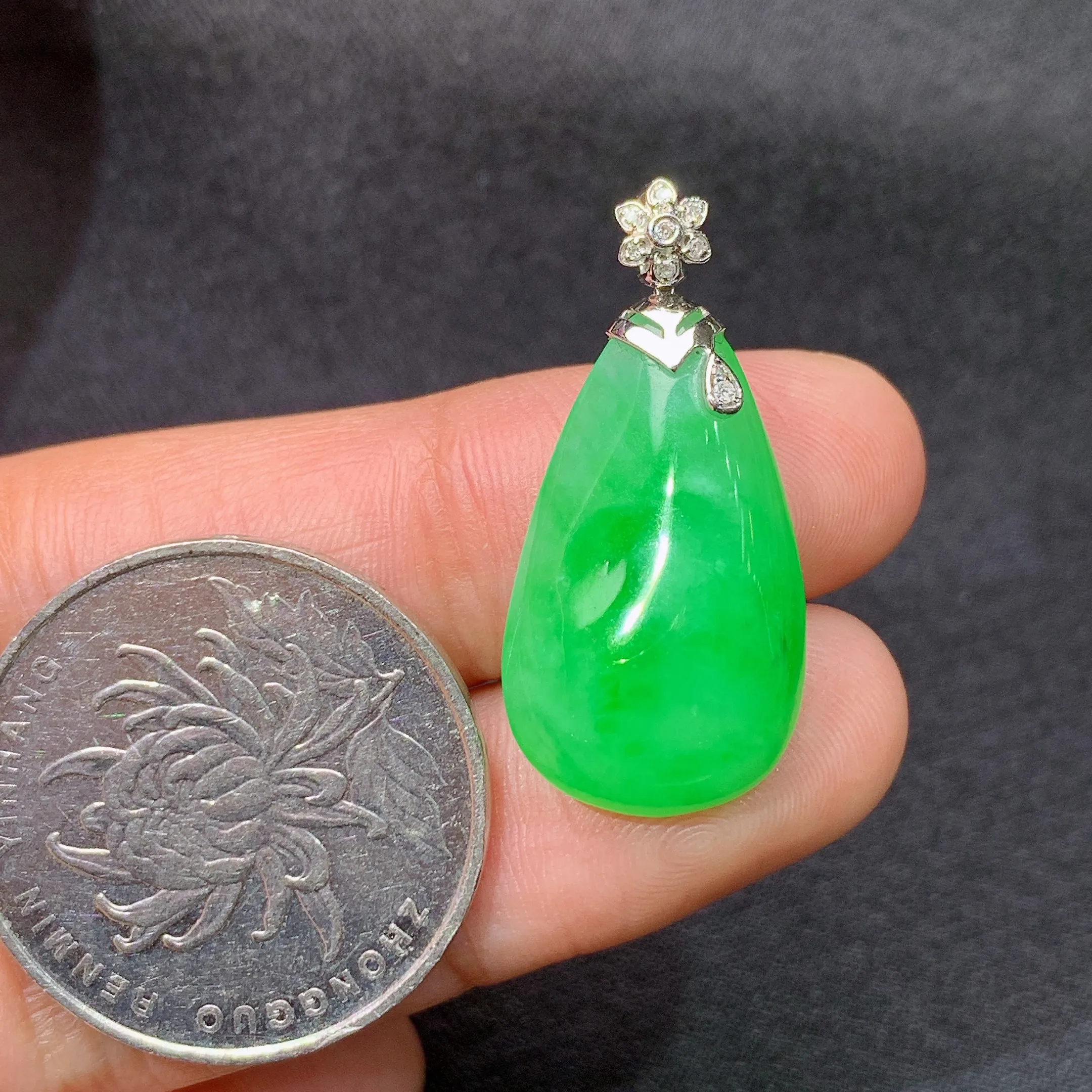 冰阳绿水滴吊坠，18k金镶嵌，色泽鲜阳，冰润细腻，种水足，Xyg整体尺寸28.3*13.3*5.5