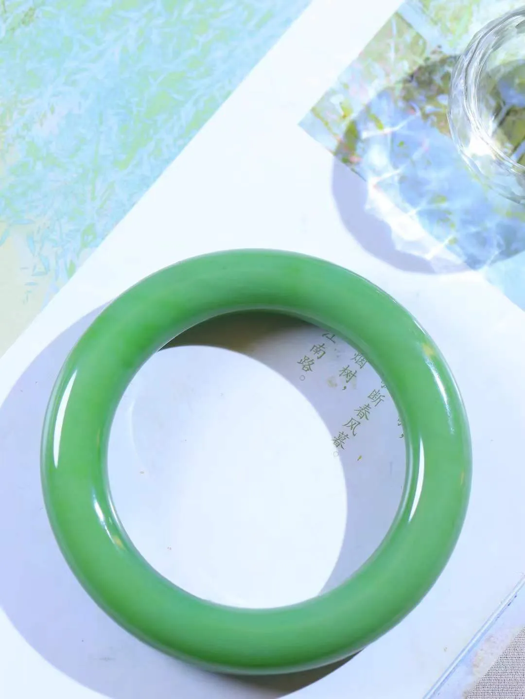 【碧波流转·手镯】

收藏传家级臻品和田玉碧玉圆条手镯，玉质细腻温润，手感舒适，️线条流畅，简约大气，美自天成，佩戴于腕间，婉约之美，举手投足间透出那份低调奢华，醉人心扉。
重79克 内径圈口55mm尺寸12.6-12.5mm  FDA-131202808