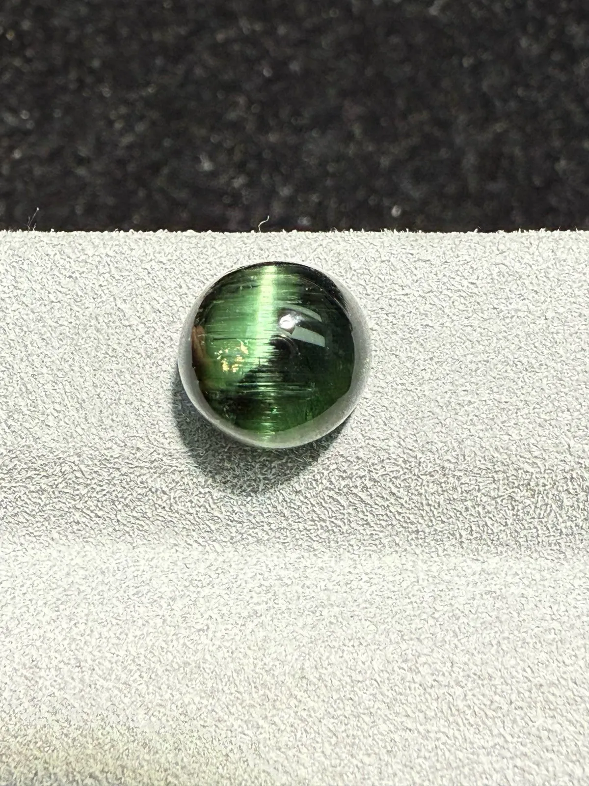 4.94克拉绿碧玺猫眼裸石 猫眼效应犀利 晶体好[强][强] 水头十足 俏色系列可遇不可求 大约规格：8.8*9.2*6.9mm