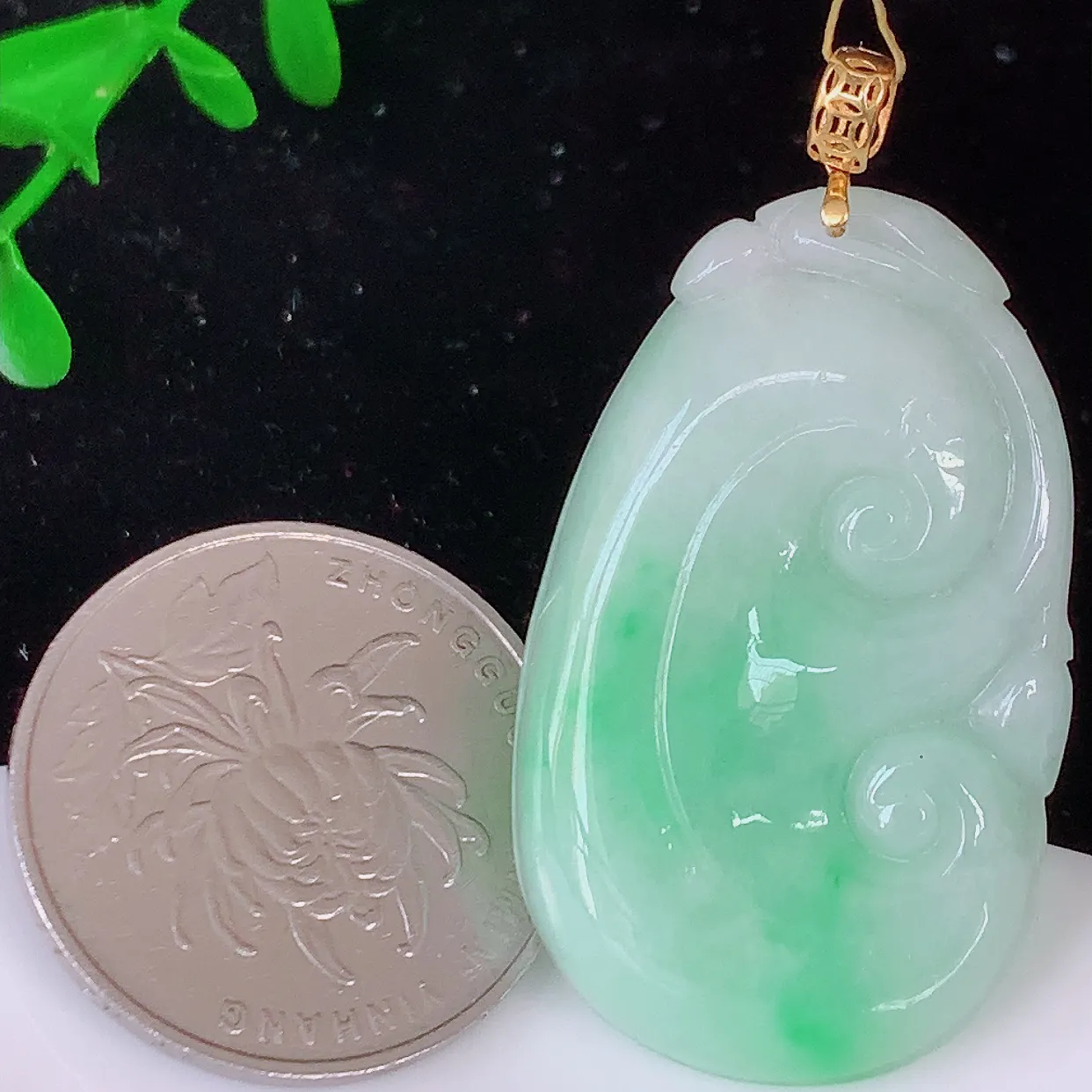 18k金镶嵌冰润飘绿如意翡翠吊坠，款式新颖时尚，日常百搭的款。清秀高雅，佩戴优雅高贵！#35.28