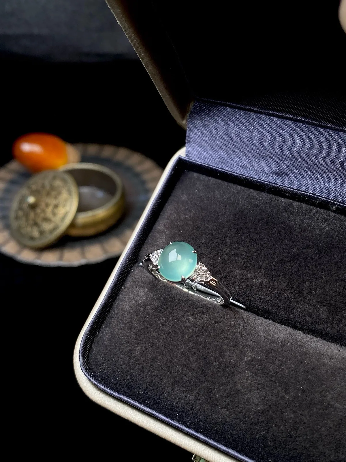 【冰种晴蛋面戒指】质地细腻，饱满度很好，晶莹剔透，18k金钻镶嵌，裸石尺寸7.7*7.1*3.1毫米