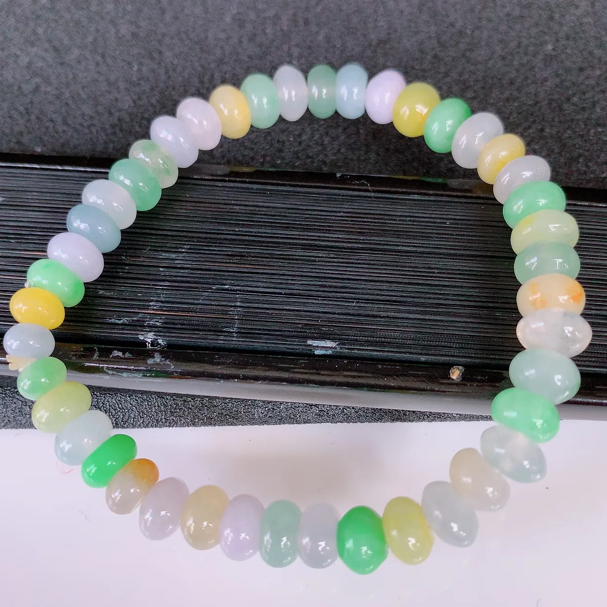 自然光实拍，冰多宝翡翠手链，多彩翡翠手串，颜色丰富，料子细腻，高档大气，自戴送礼佳品！#46.28取