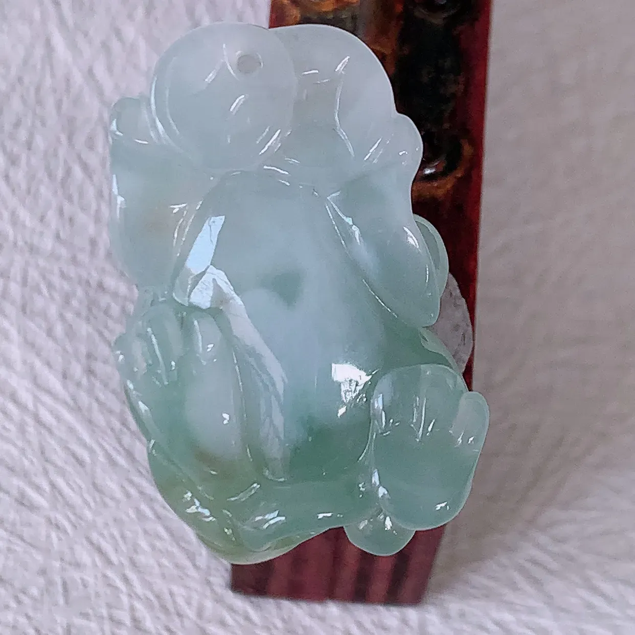 自然光实拍，冰胶双彩翡翠招财貔貅吊坠，民间有“一摸貔貅运程旺盛，再摸貔貅财运滚滚，三摸貔貅平步青云 ”的美好祝愿。#81.28