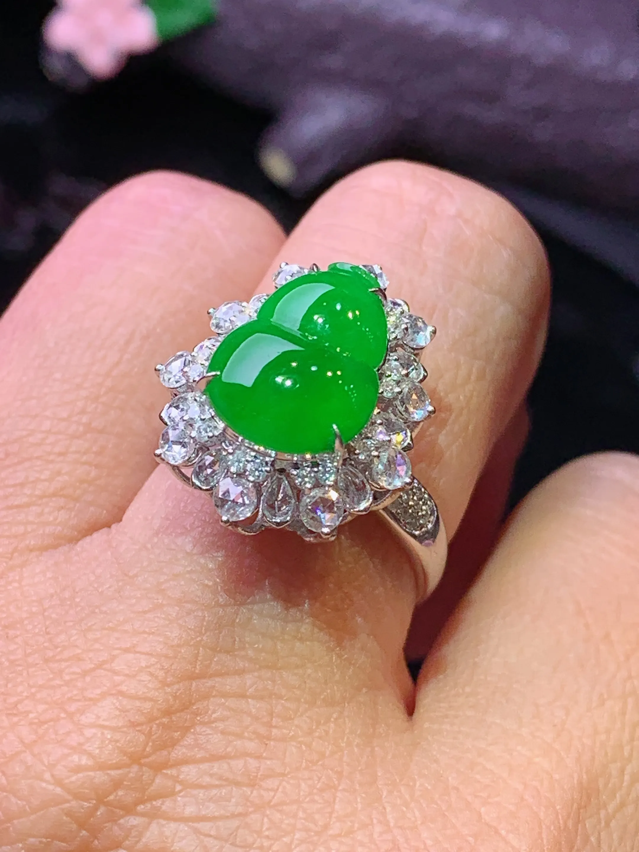 18k金钻镶嵌满绿葫芦戒指吊坠两用款 玉质细腻 色泽清新艳丽 圈口14.5 整体尺寸26*16.5*12.3