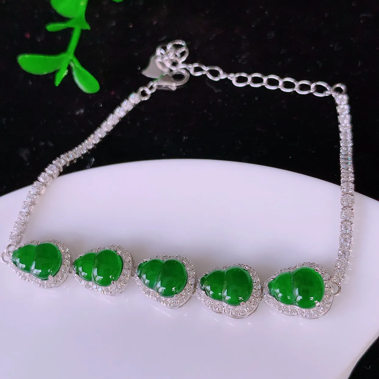 冰透满绿翡翠925银镶嵌吊坠，自然光实拍，翠色灵动，颜色漂亮，种老水足，品相佳，佩戴佳品！#97.28葫芦取一整体10.5-8.5-5.6裸石8*6