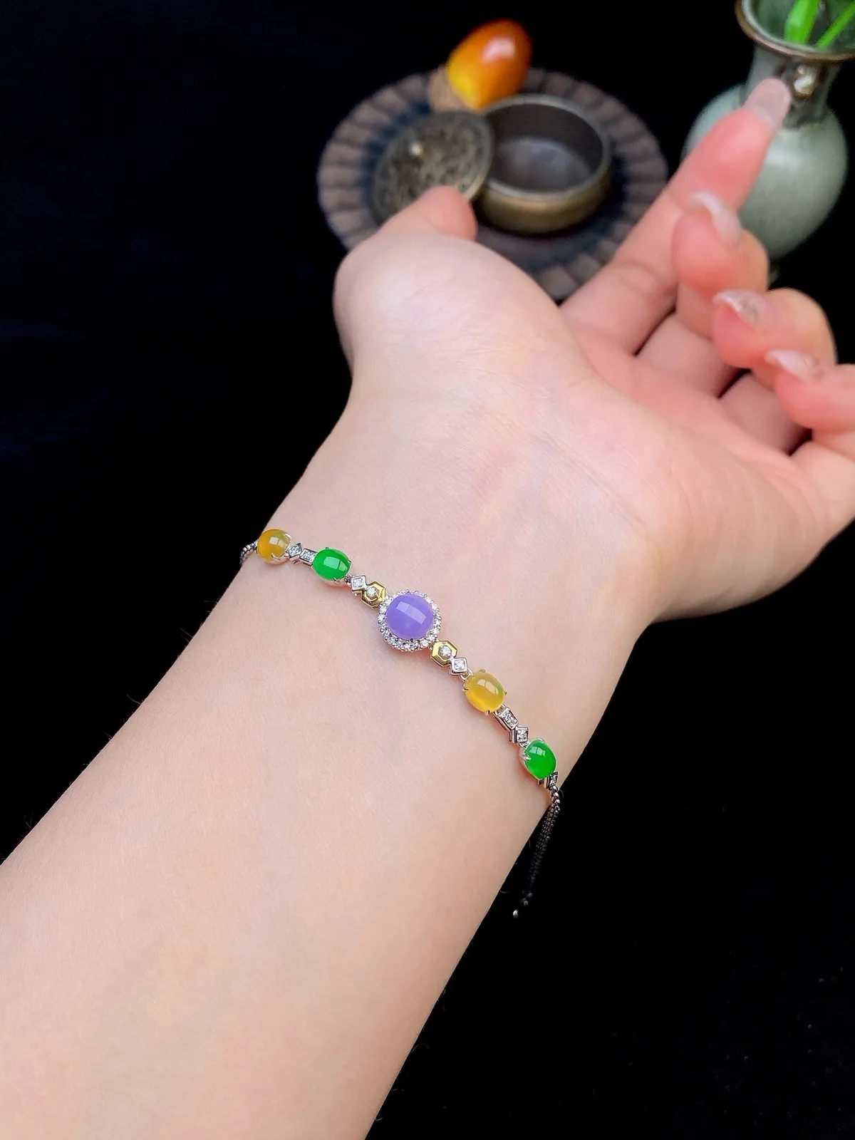 【冰种紫罗兰+黄、绿蛋面组合镶嵌手链】颗颗冰透，饱满圆润，光泽闪耀，流行款，18K金钻镶嵌，裸石尺寸6*2.8毫米，总长185