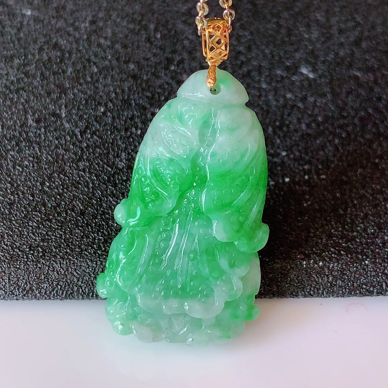 【超低价放漏】18K金镶嵌冰飘绿翡翠招百财白菜吊坠，百财聚来，财源滚滚，色泽鲜艳，精工水润的白菜，性价比高！#1.26
