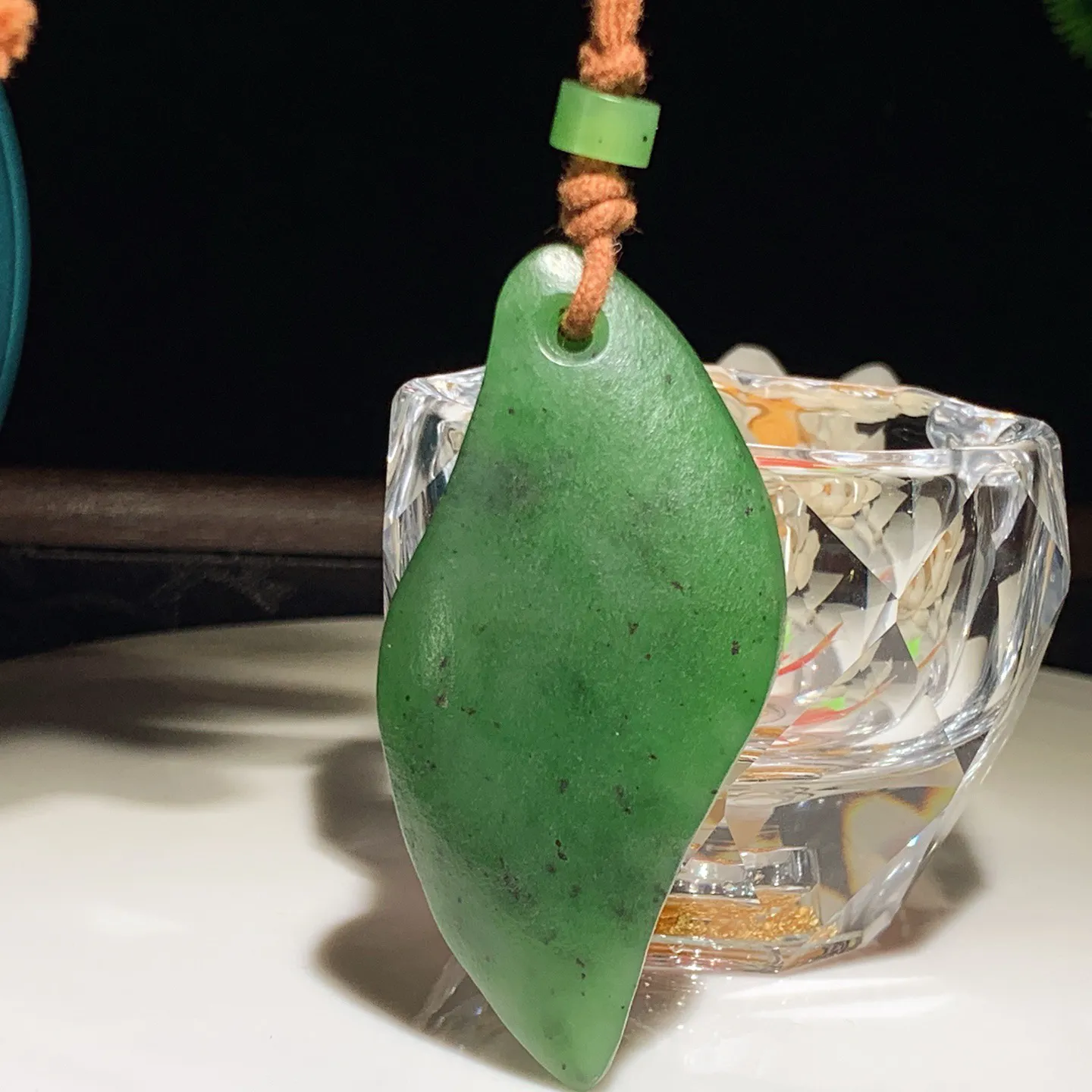 和田玉阳绿绿红皮料俄罗斯碧玉平安无事随型挂件。尺寸66/31/13重40克，玉质细腻油润 底色纯净 脂粉好，品质好！lt251227