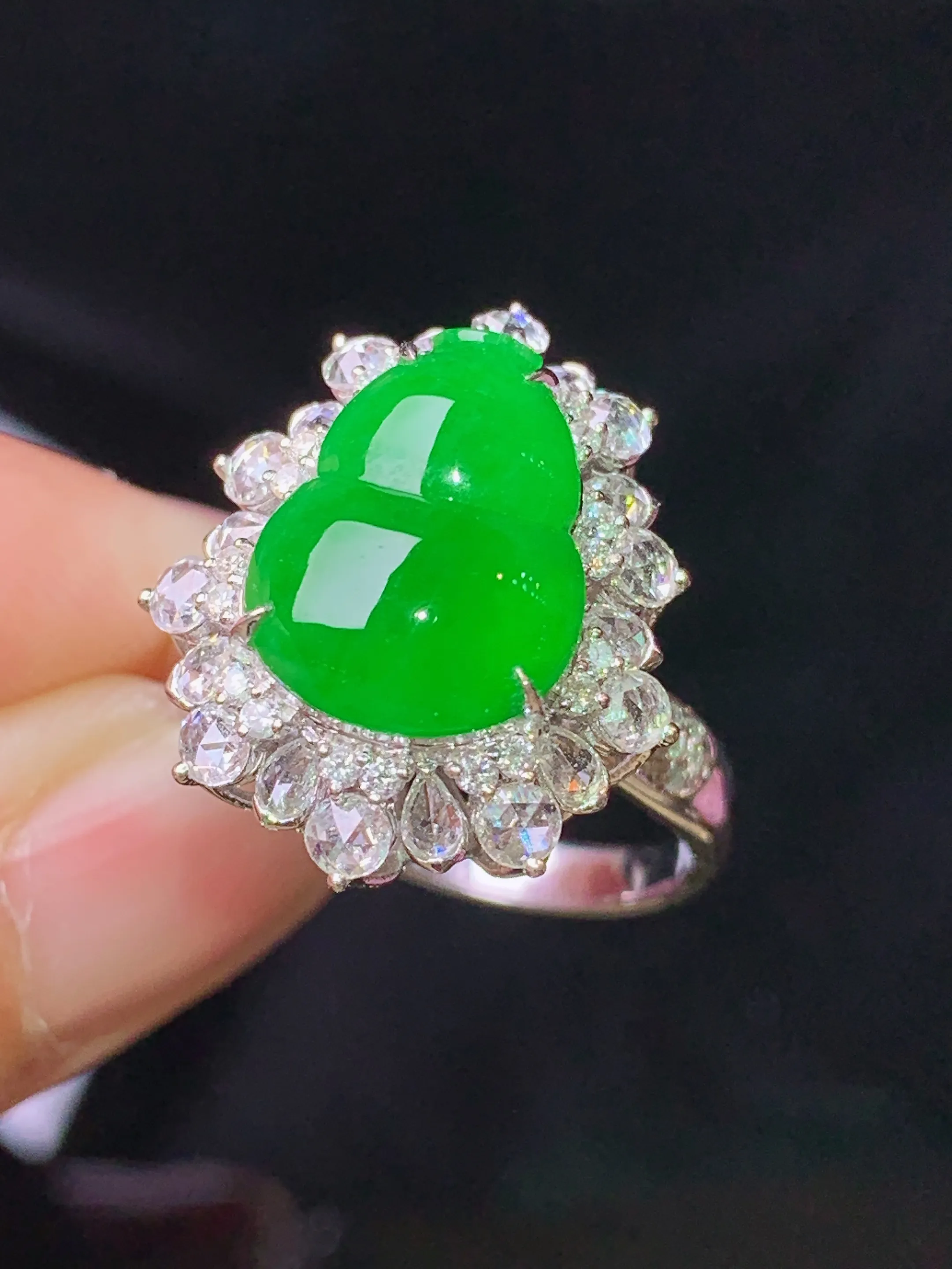 18k金钻镶嵌满绿葫芦戒指吊坠两用款 玉质细腻 色泽清新艳丽 圈口14.5 整体尺寸26*16.5*12.3