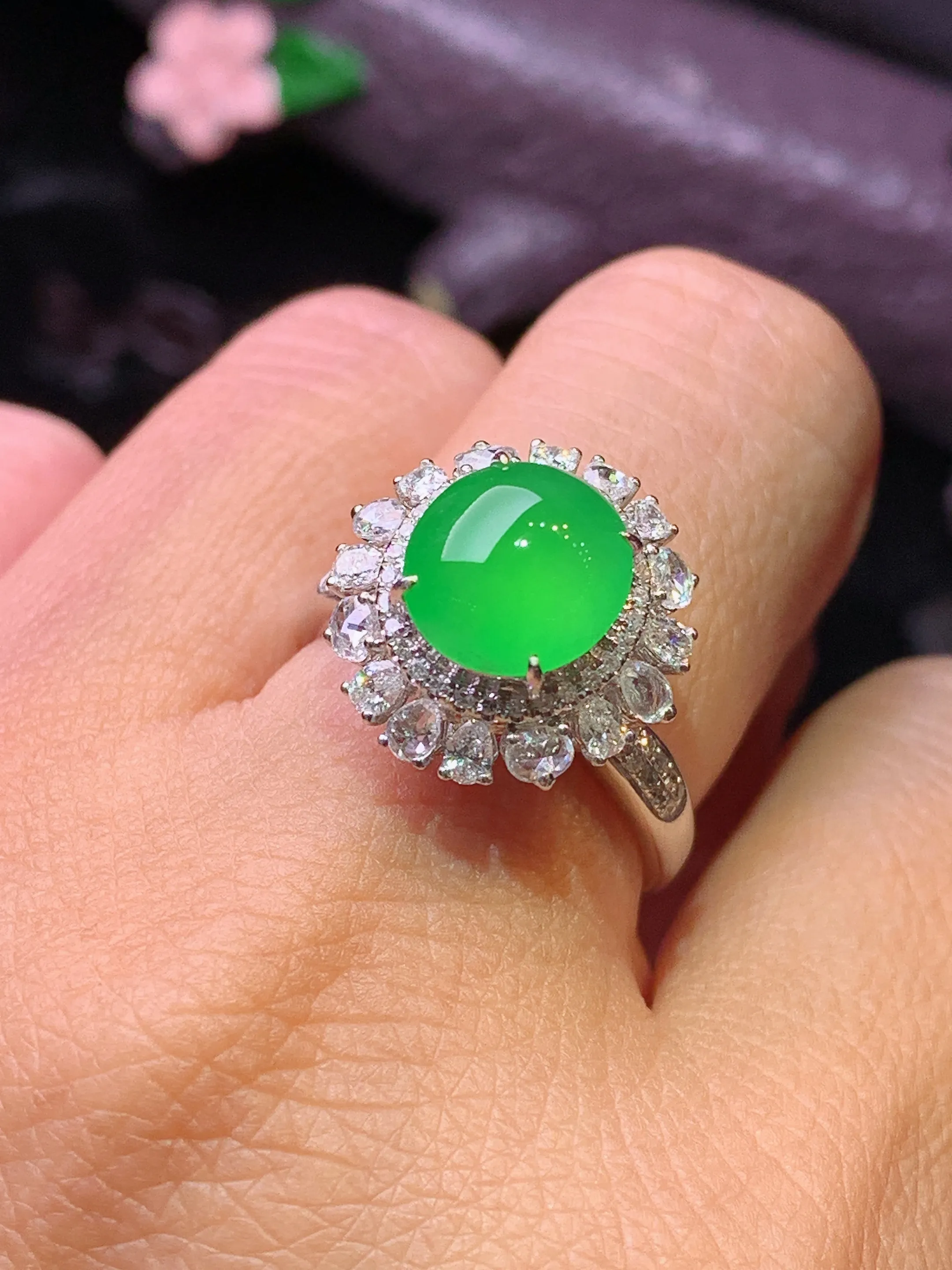 18k金钻镶嵌满绿蛋面戒指 玉质细腻 色泽清新艳丽 圈口14.5 整体尺寸15.6*15*12.5