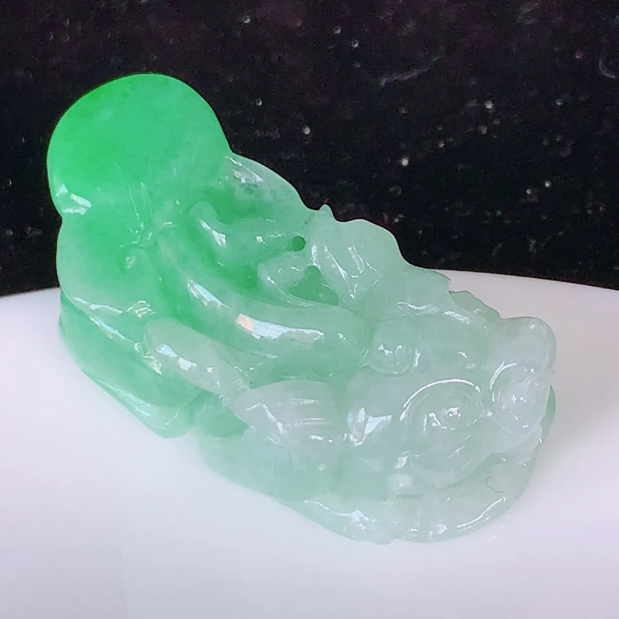 自然光实拍，冰润飘绿翡翠招财貔貅吊坠， 民间有“一摸貔貅运程旺盛，再摸貔貅财运滚滚，三摸貔貅平步青云