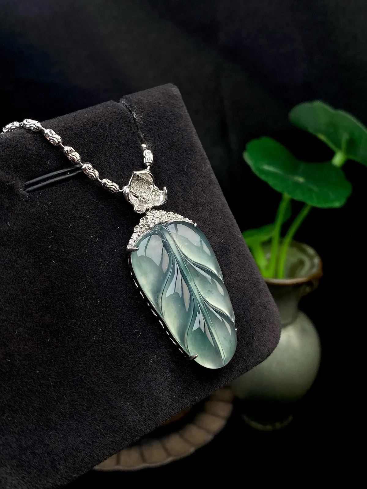 【冰种飘花叶子】金枝玉叶，质地细腻，冰润透亮，光泽出众，18k金钻镶嵌，裸石尺寸30*17.4*4毫米