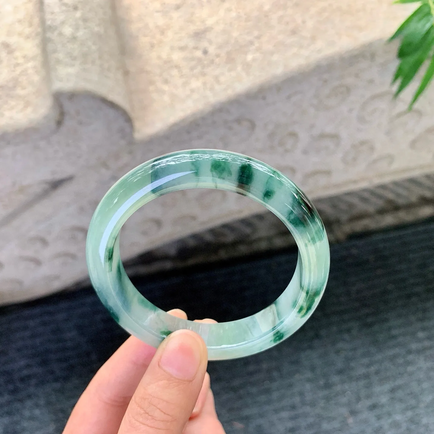 正圈56 57
【圈口】57.2/12.7/8.8
【描述】糯冰飘花，水润，种老，细腻，无裂纹！