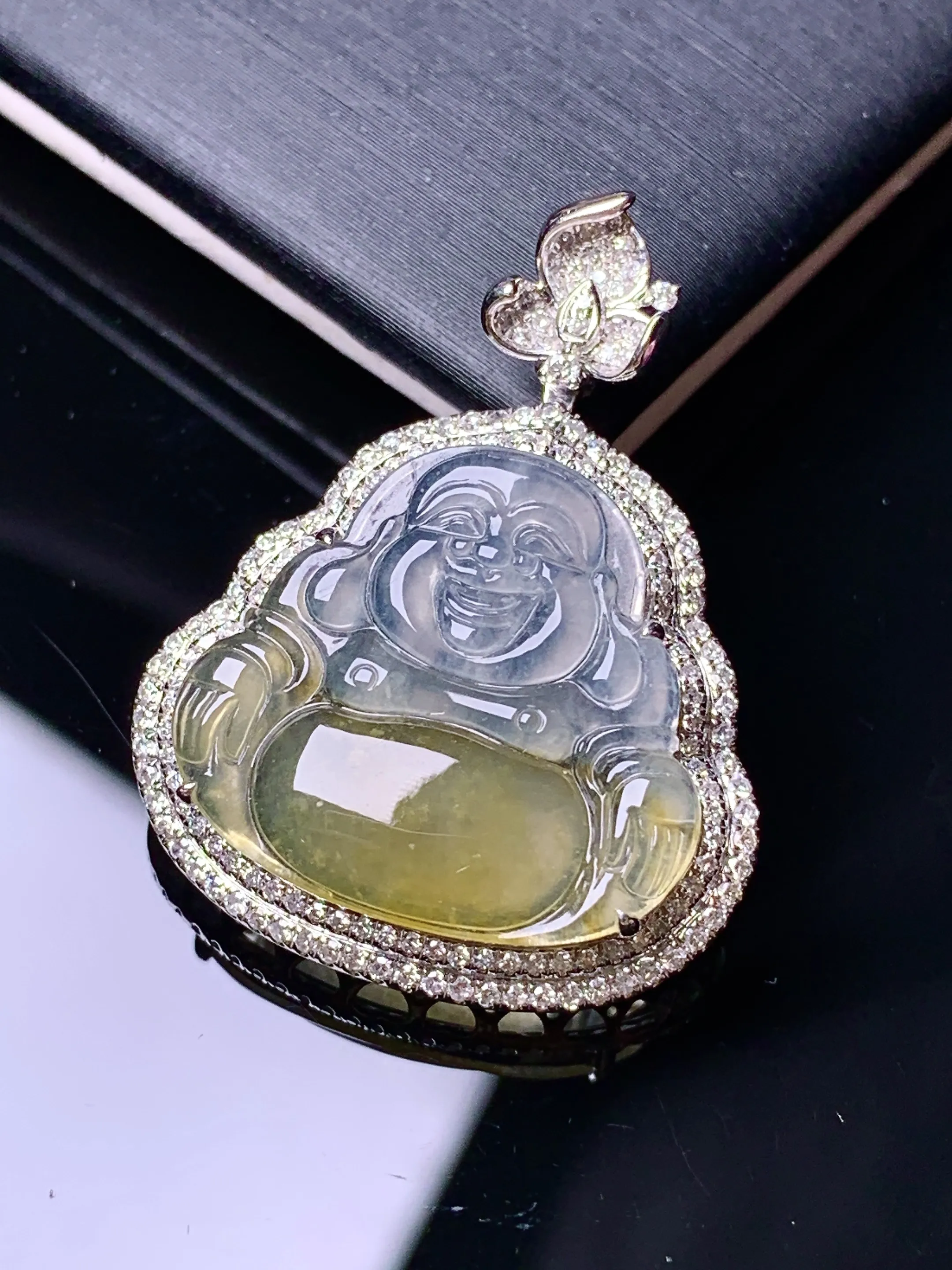 18k金钻镶嵌冰种飘黄翡佛公吊坠 玉质细腻 色泽清新艳丽 整体尺寸31*24*7