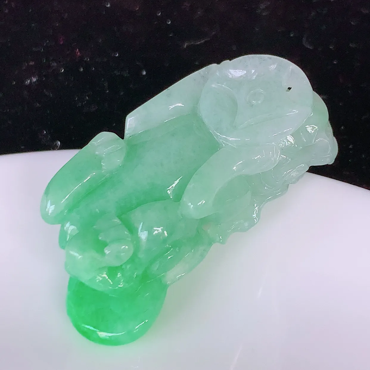 自然光实拍，冰润飘绿翡翠招财貔貅吊坠， 民间有“一摸貔貅运程旺盛，再摸貔貅财运滚滚，三摸貔貅平步青云 ”的美好祝愿。#81.28