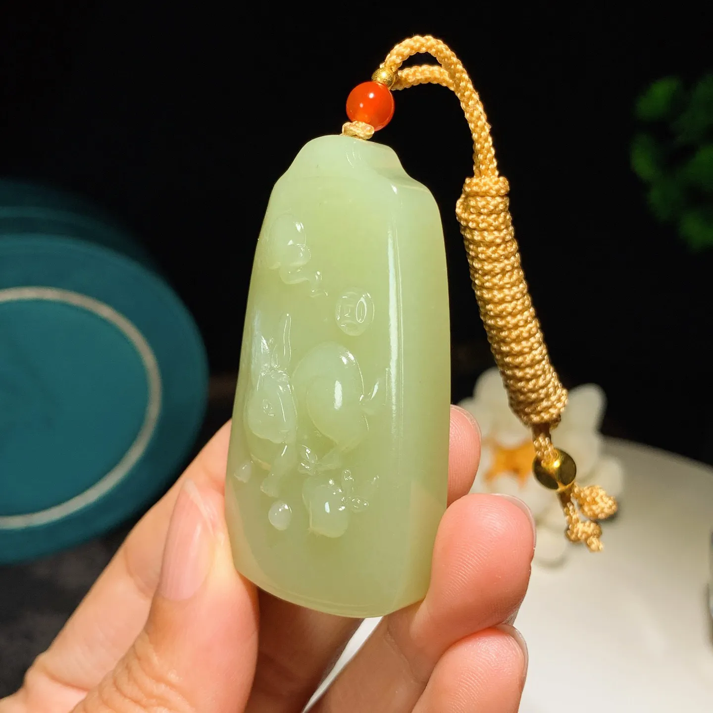 新疆若羌黄口料前途无量兔子挂件。尺寸57/29/12重42.8克 玉质细腻油润 底色纯净 脂粉好，品质好。lt251227