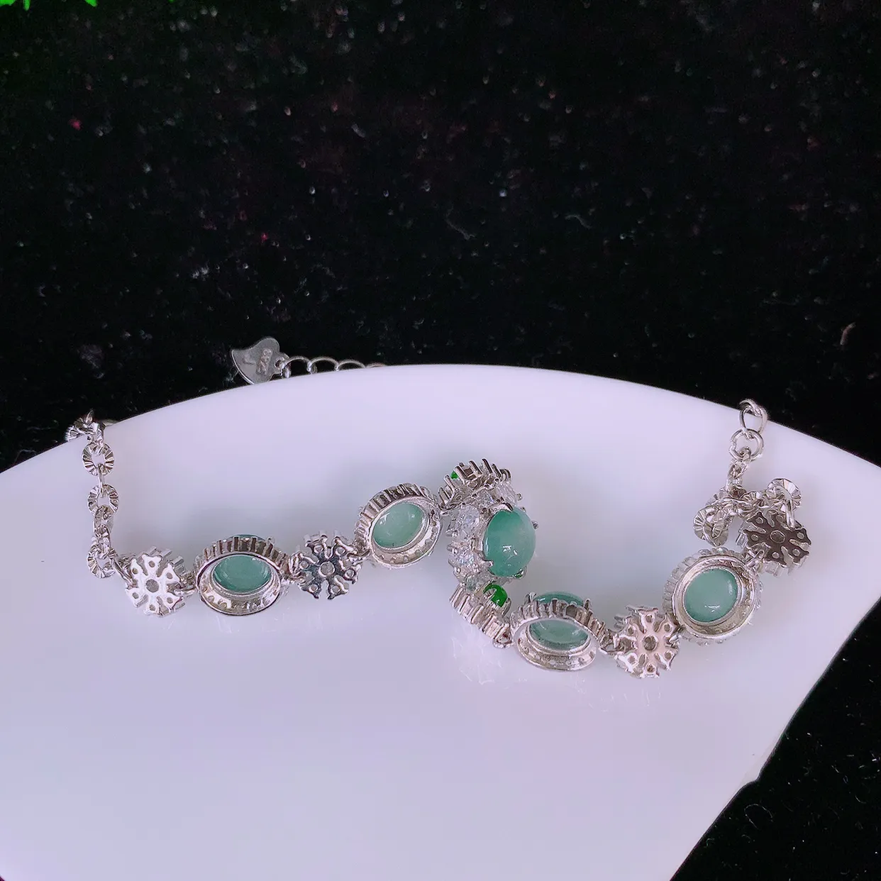 冰透满绿翡翠925银镶嵌手链，自然光实拍，翠色灵动，颜色漂亮，种老水足，品相佳，佩戴佳品！#97.28取一整体8.5*7.5*5.2裸石5.8*5.8