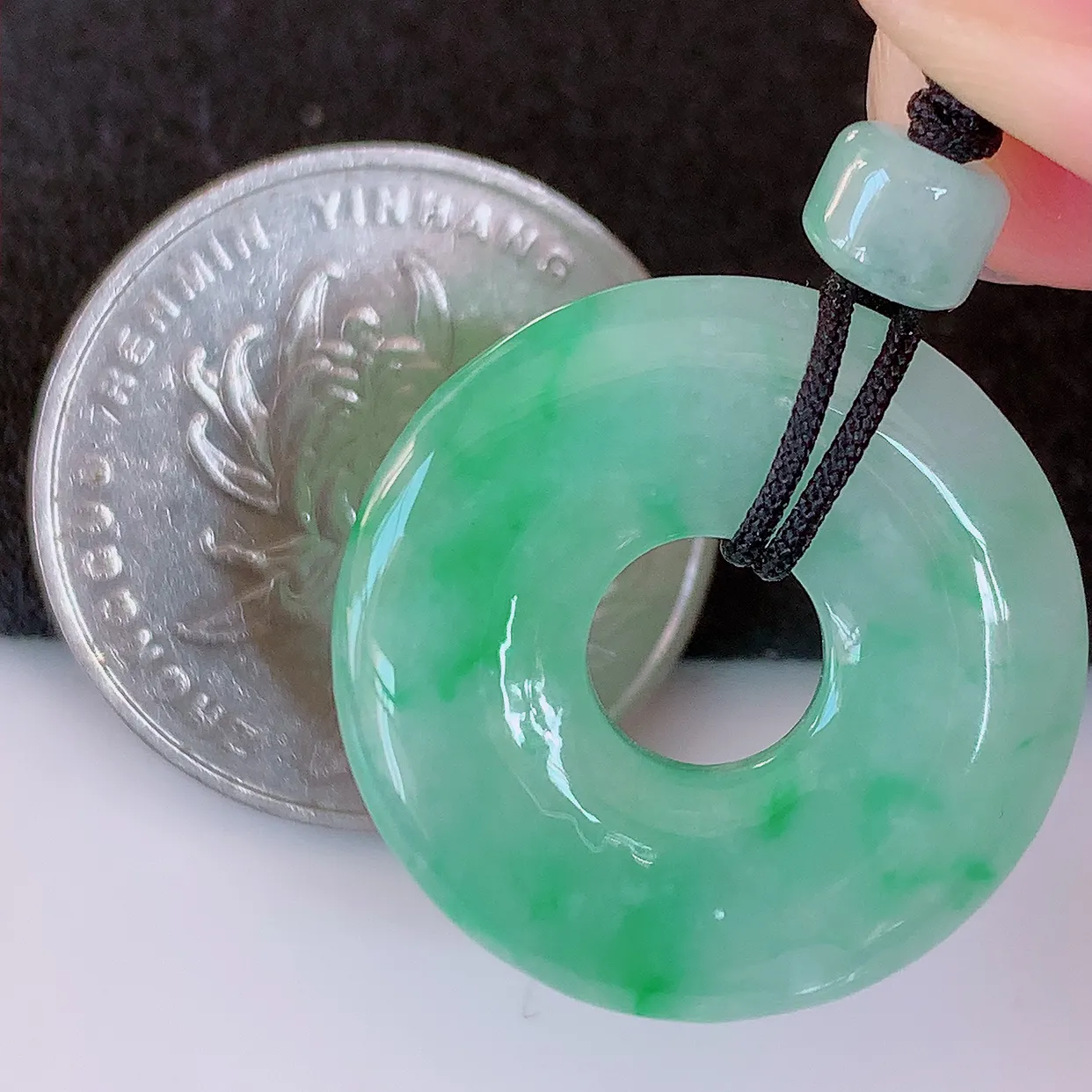 自然光实拍，冰润飘绿翡翠平安扣吊坠，翠色灵动，佩戴效果时尚出众，尽显气质，玉质细腻，美感十足。#57.28
