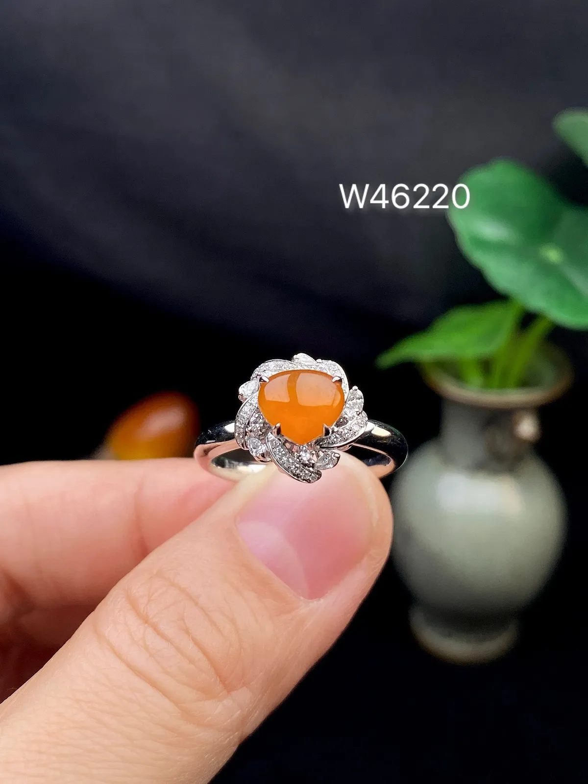 【冰种黄翡心形戒指】种水上乘，晶莹剔透，纯净通透，18k金钻精美镶嵌，裸石尺寸7.1*6.5*2.6