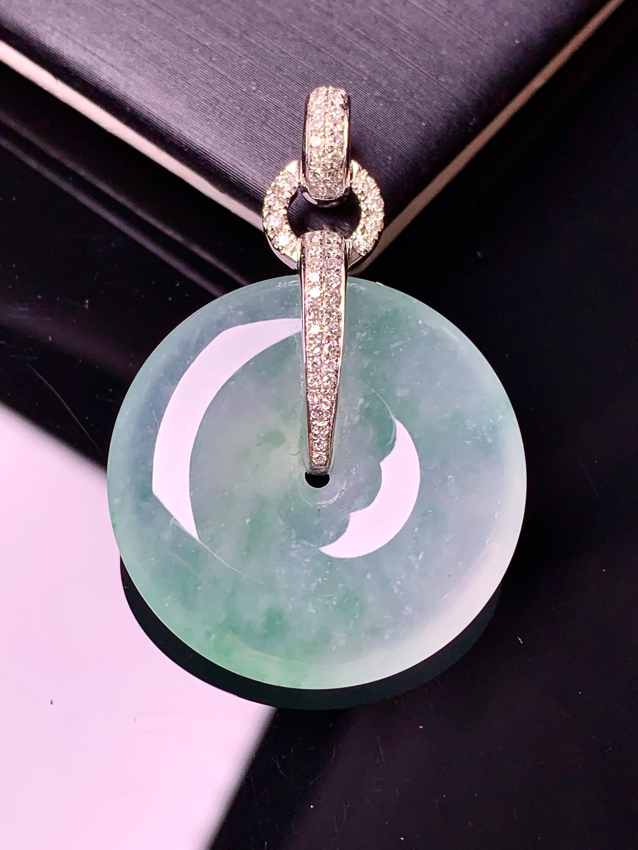 18k金钻镶嵌冰种飘绿平安扣吊坠 玉质细腻 色泽清新艳丽 整体尺寸37.8*25.5*6