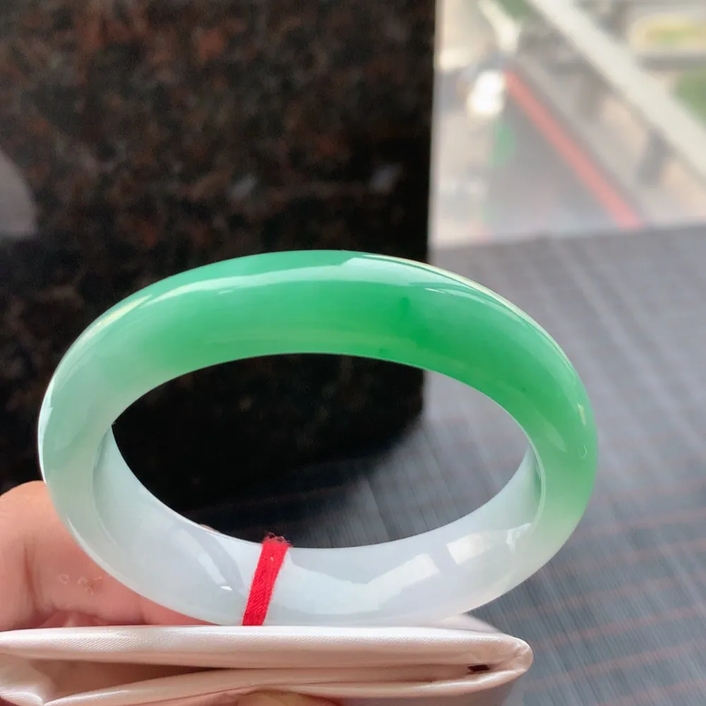 贵妃一大节阳绿 无瑕 尺寸:53.3/47.8/13/7.8 色阳