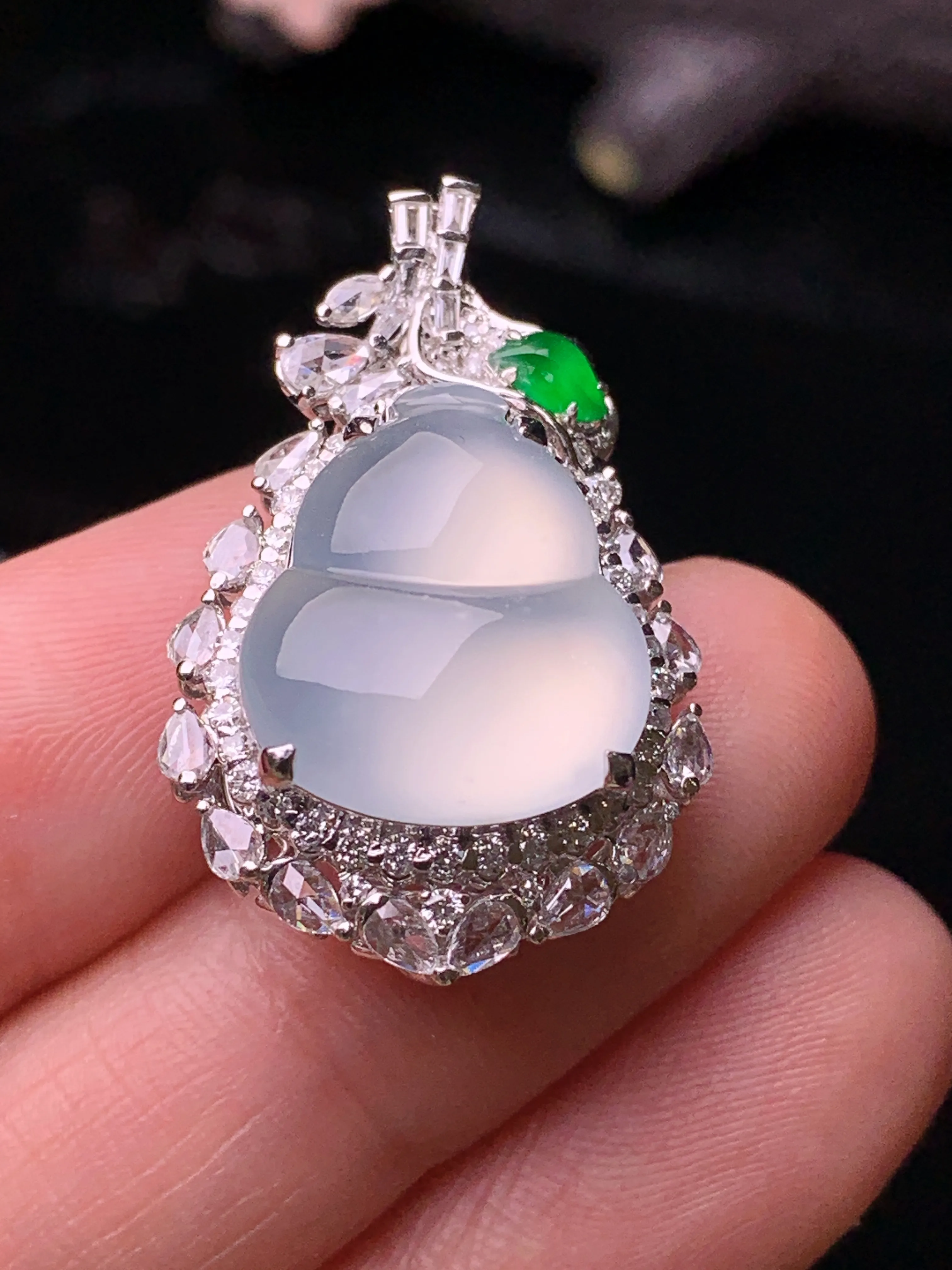 18k金钻镶嵌冰种葫芦吊坠 玉质细腻 色泽清新艳丽 整体尺寸29*18.6*12