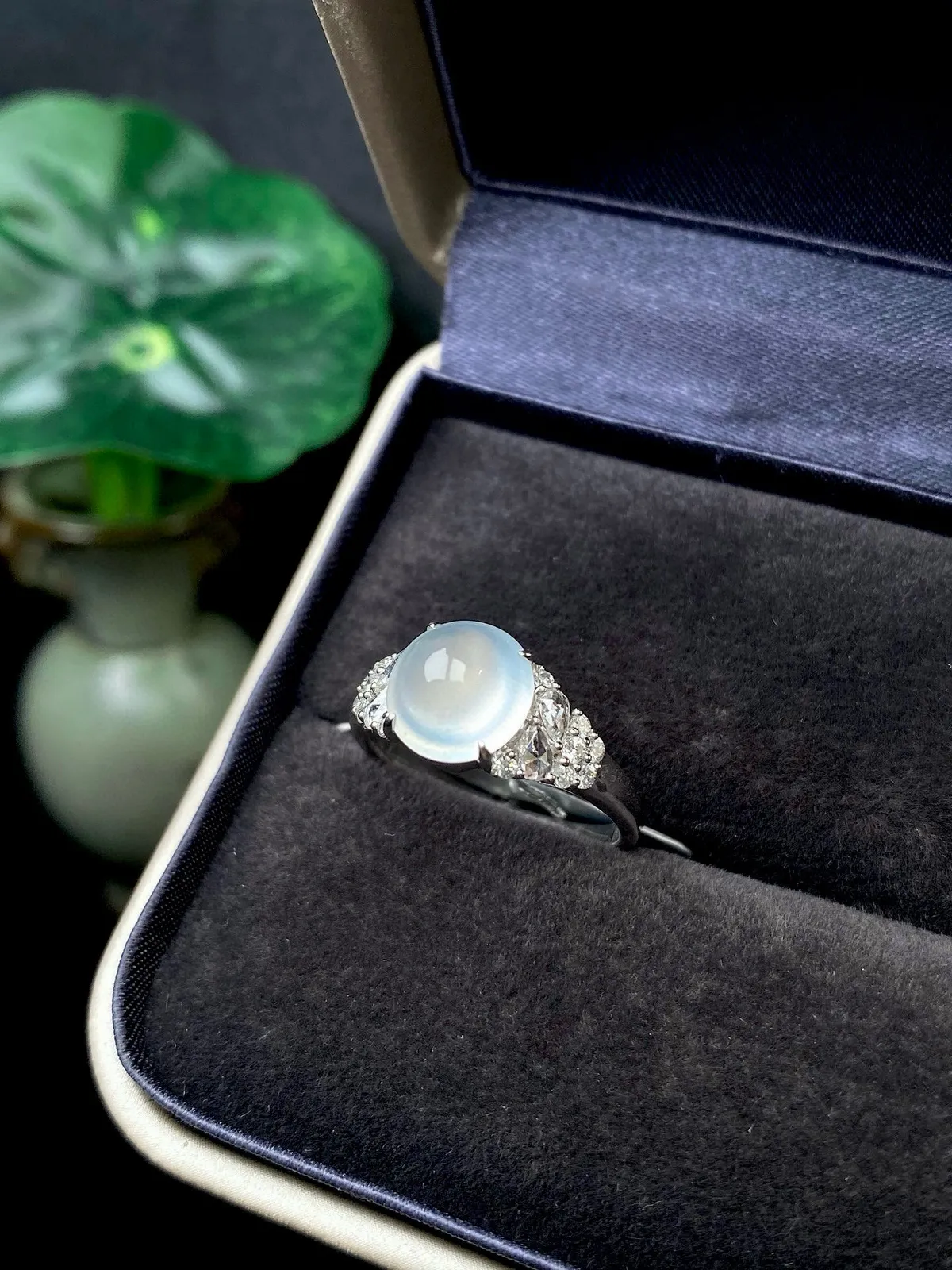 【冰种蛋面戒指】质地细腻，饱满度很好，晶莹剔透，18k金钻镶嵌，裸石尺寸8.5*8.2*4.1毫米