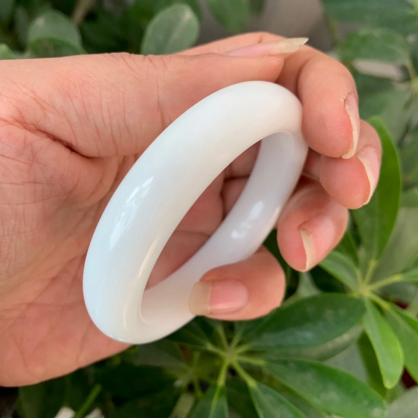 59圈口和田玉羊脂白玉宽版手镯【挽间柔情】，和田玉59圈口羊脂白玉手镯，镯型古朴典雅。在诗情画意的雨巷相遇，你是我腕间的一抹风情，有你眸有深情.清风荡漾湖间静水，我愿俯身低眉，在烟波涟漪处寻，规格59/16左右