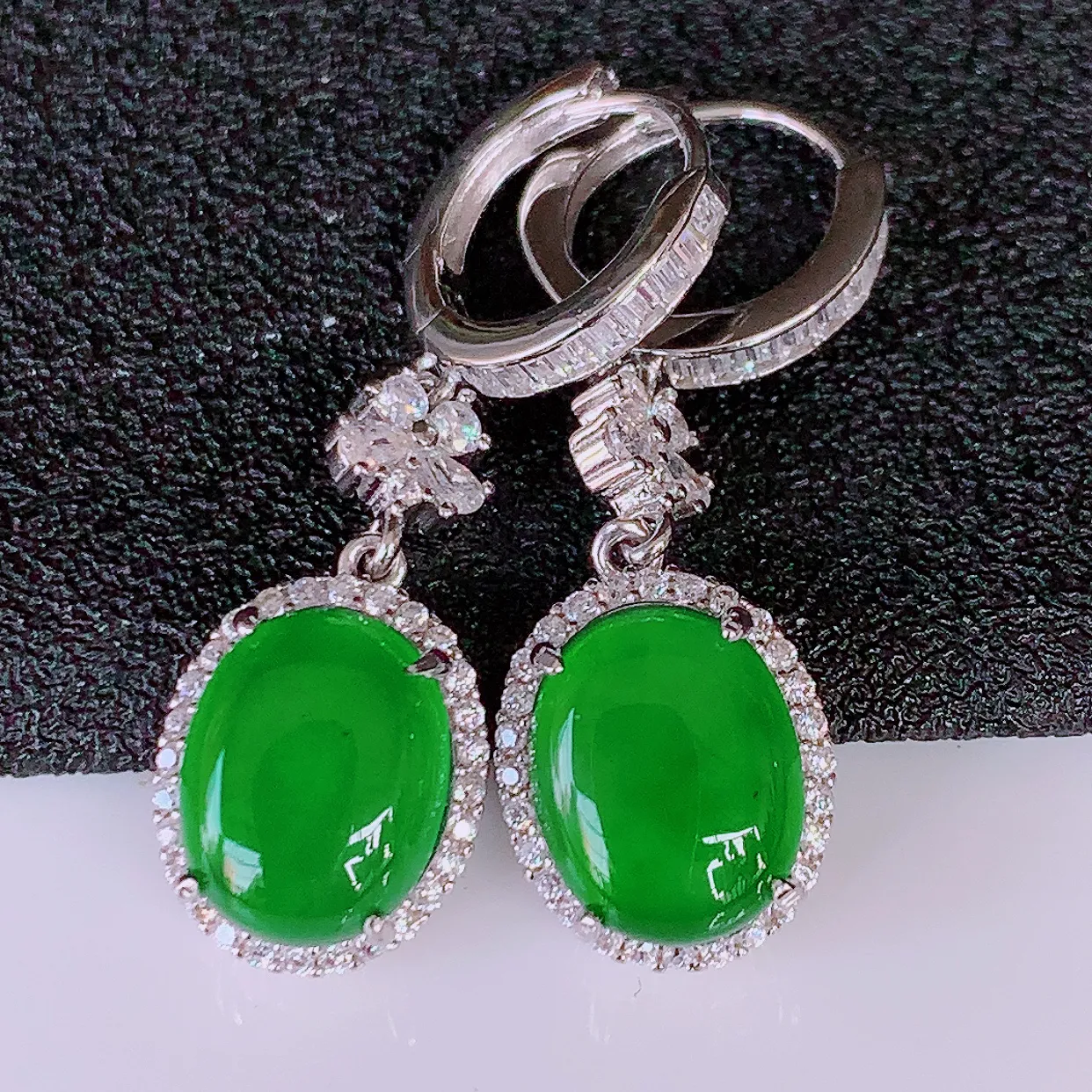 冰透满绿翡翠925银镶嵌耳坠，自然光实拍，翠色灵动，颜色漂亮，种老水足，品相佳，佩戴佳品！#97.2