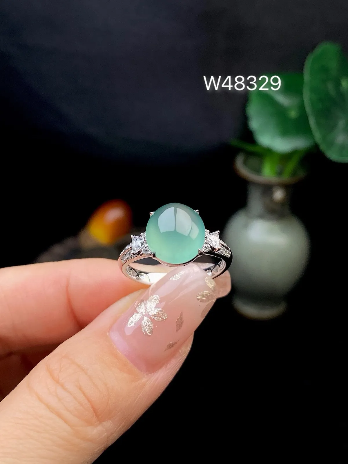 【冰种晴蛋面戒指】质地细腻，饱满度很好，晶莹剔透，18k金钻镶嵌，裸石尺寸10.3*9.2*4.6毫