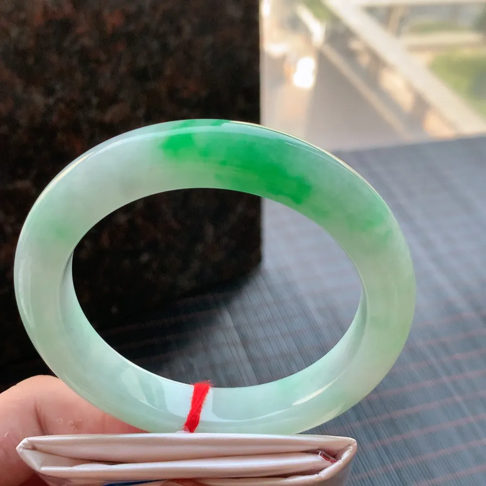 正圈冰糯阳绿 无瑕 尺寸:63.1/12.4/10.4 大圈口