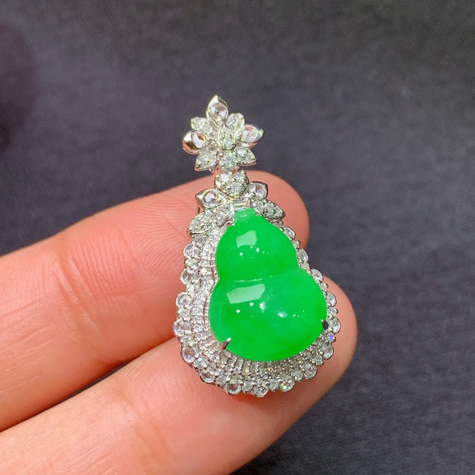 阳绿葫芦吊坠，18k金镶嵌，冰润色阳，玉质细腻，种水足，Kjx 尺寸26.9*14.9*10.7