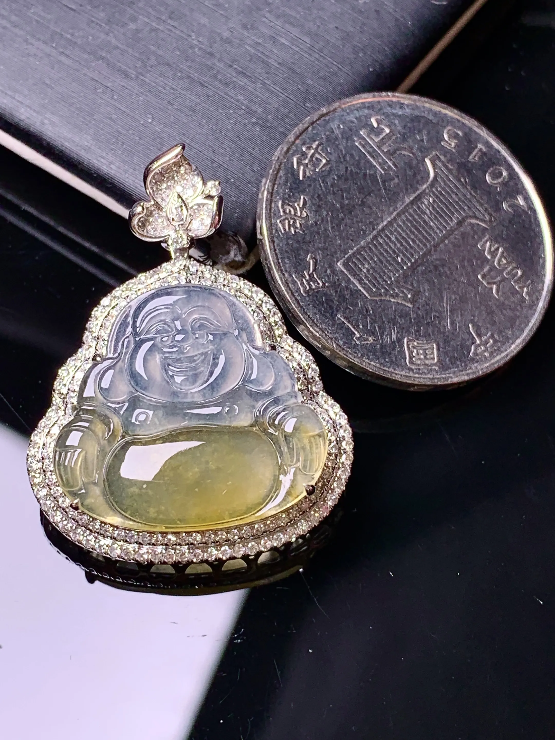 18k金钻镶嵌冰种飘黄翡佛公吊坠 玉质细腻 色泽清新艳丽 整体尺寸31*24*7
