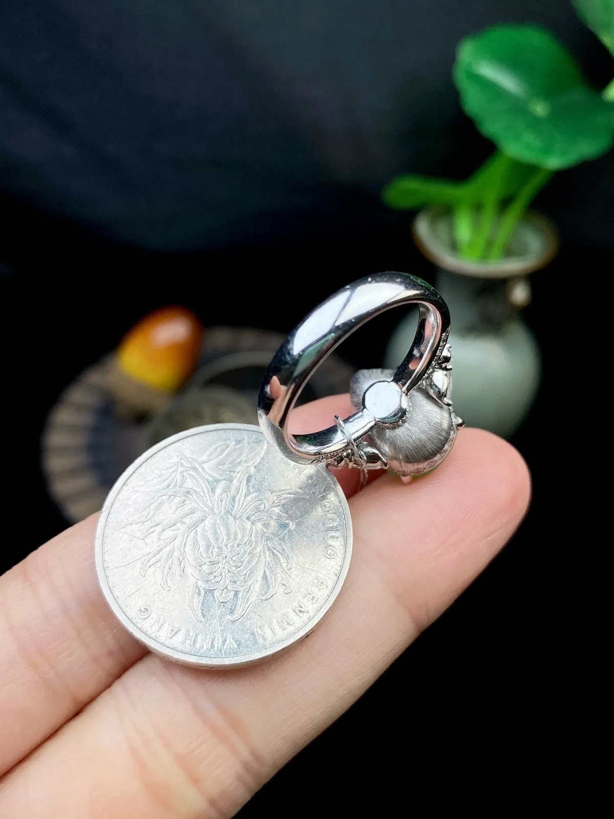 【冰种满绿葫芦戒指】质地细腻，冰润起光，胶感强烈，冰感明显，18K金钻精美镶嵌，裸石尺寸13.3*9.5*5.5毫米