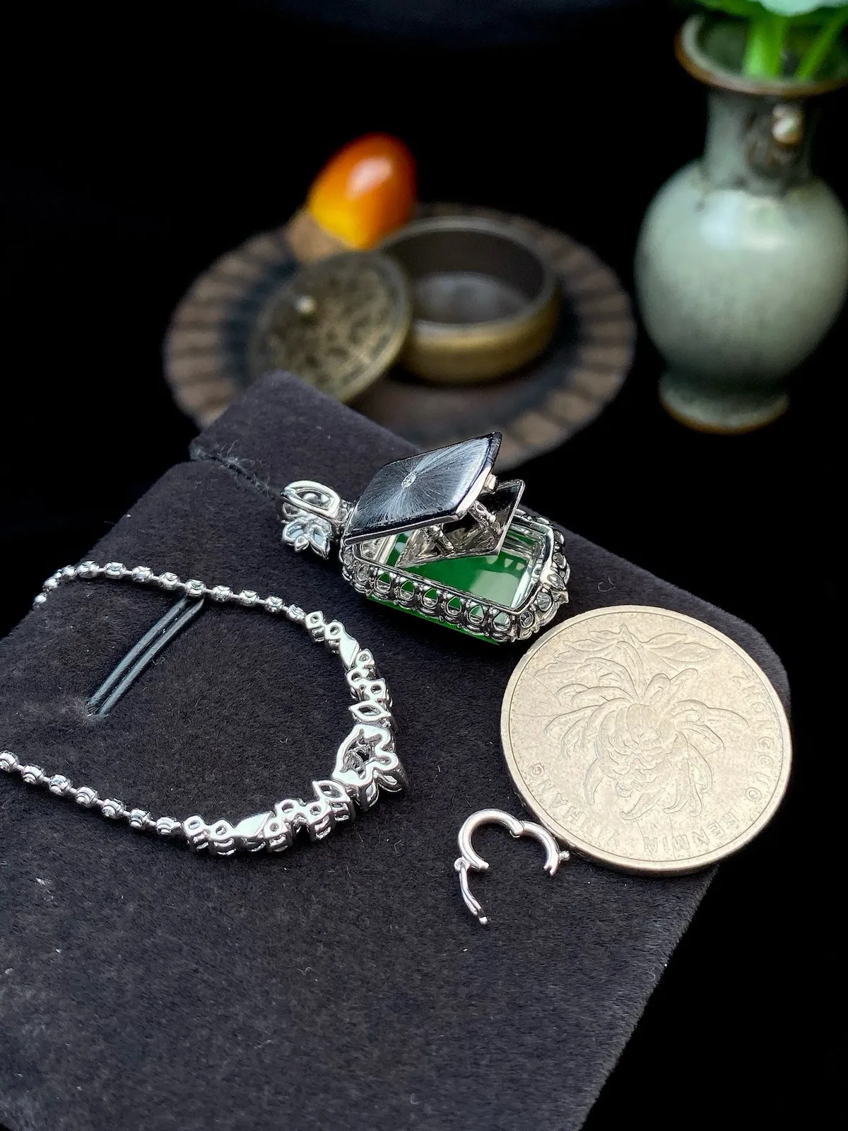 【冰种满绿无事牌】种水上乘，通透闪亮，晶莹剔透。18K金钻镶嵌，裸石尺寸13.8*9.8*2.6毫米。