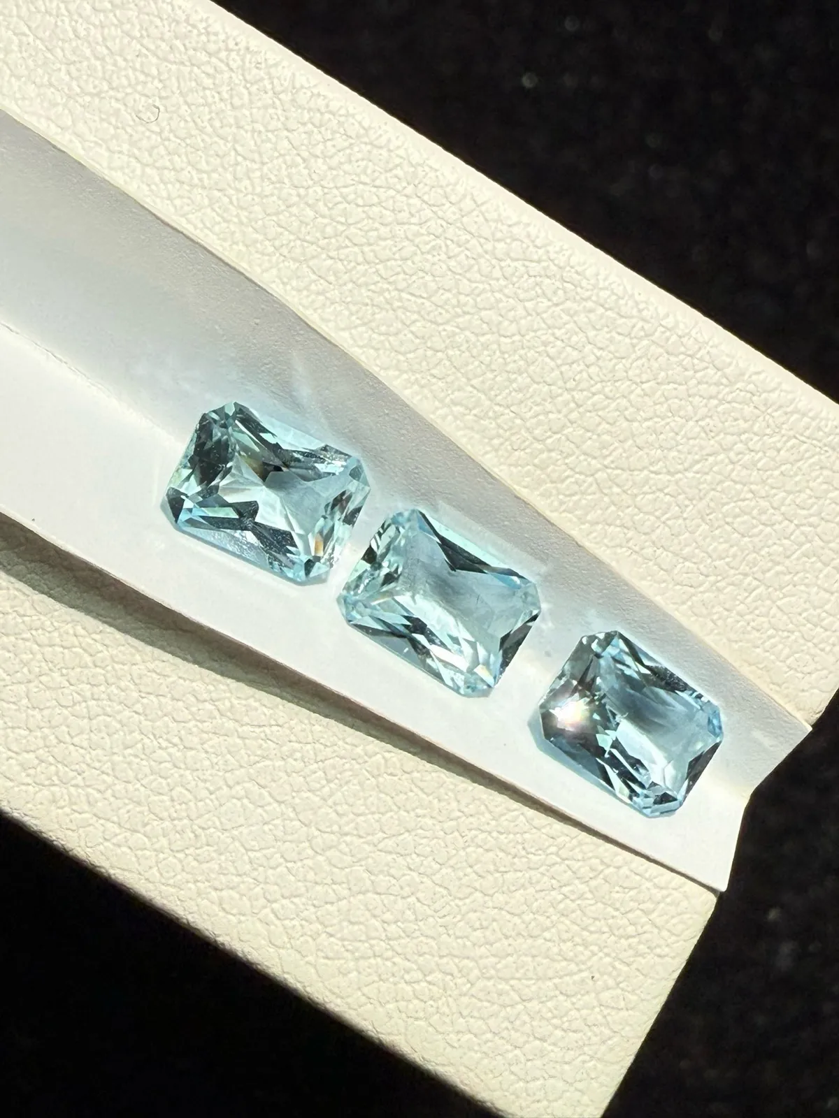 2.48克拉天然雷迪恩切海蓝宝戒面裸石，手链料，颜色超美，火彩超好，尺寸：7.1*5.2*3.6mm