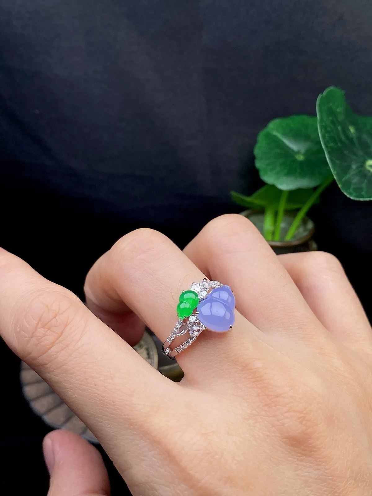 【冰种满绿+紫葫芦戒指】质地细腻，冰润起光，胶感强烈，冰感明显，18K金钻精美镶嵌，裸石尺寸6.4*4.3*2.2毫米