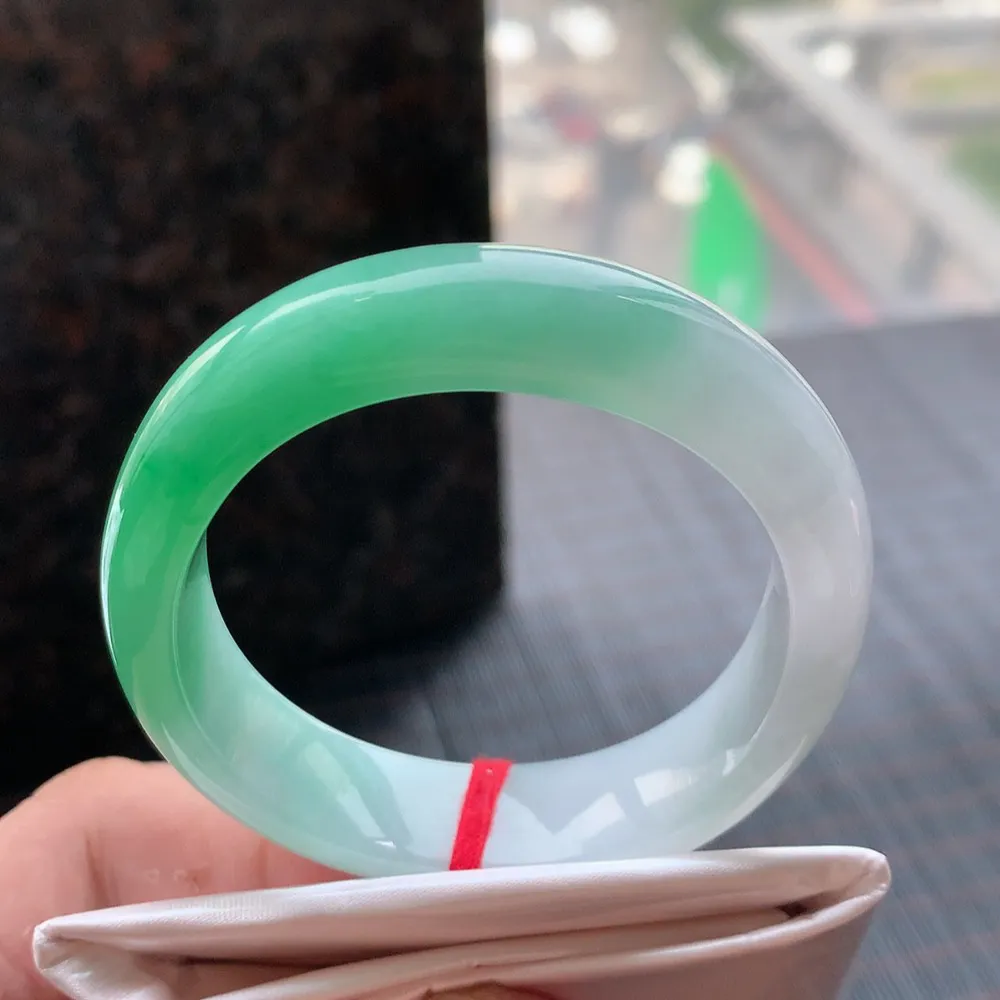 贵妃一大节阳绿 无瑕 尺寸:53.3/47.8/13/7.8 色阳