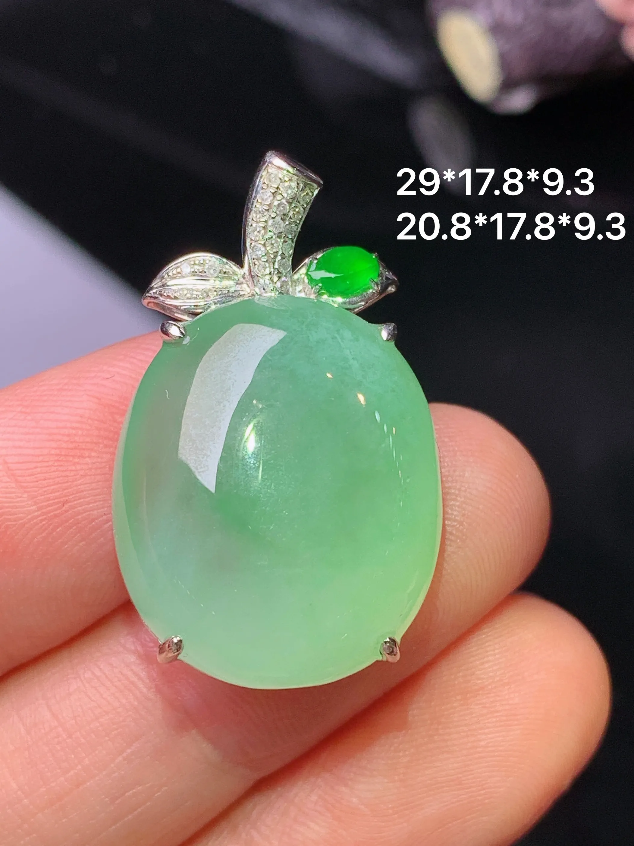 18k金钻镶嵌翠绿蛋面吊坠 玉质细腻 色泽清新艳丽 整体尺寸29*17.8*9.3