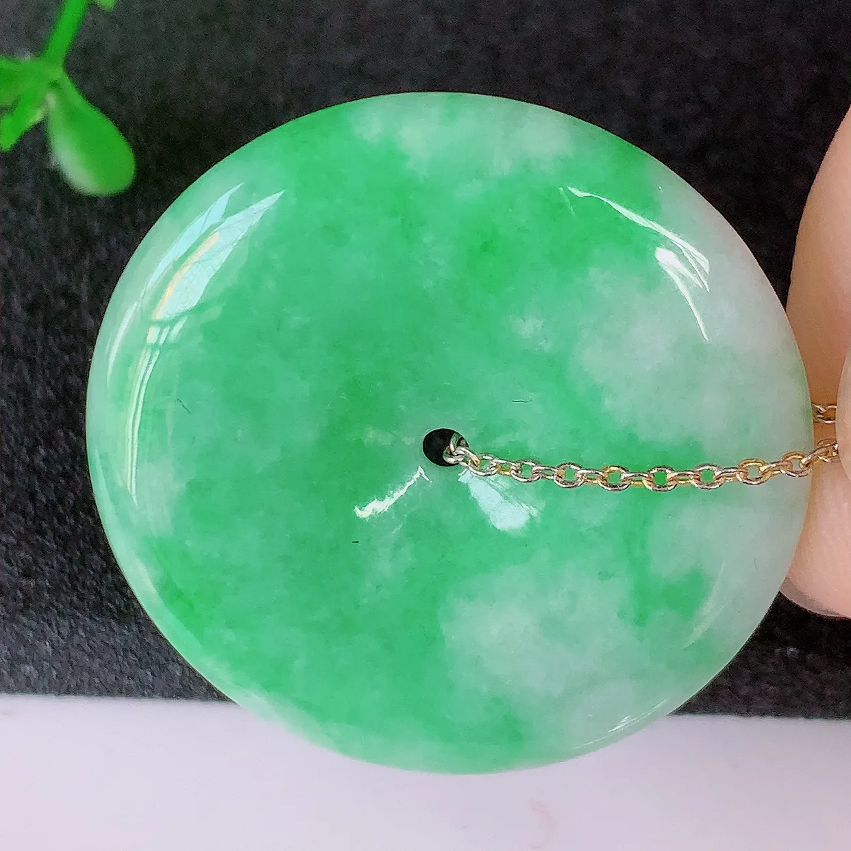 自然光实拍，水润飘绿翡翠平安扣吊坠，品相佳，美感十足，寓意平平安安，平安扣佩戴精美时尚！#39.28