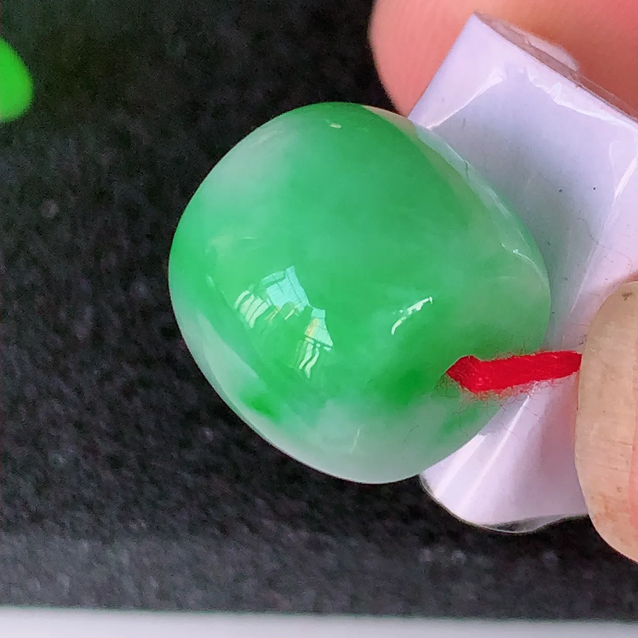 自然光实拍，冰润飘绿路路通翡翠吊坠，翠色灵动，佩戴效果时尚出众，尽显气质，玉质细腻，美感十足。#39.28