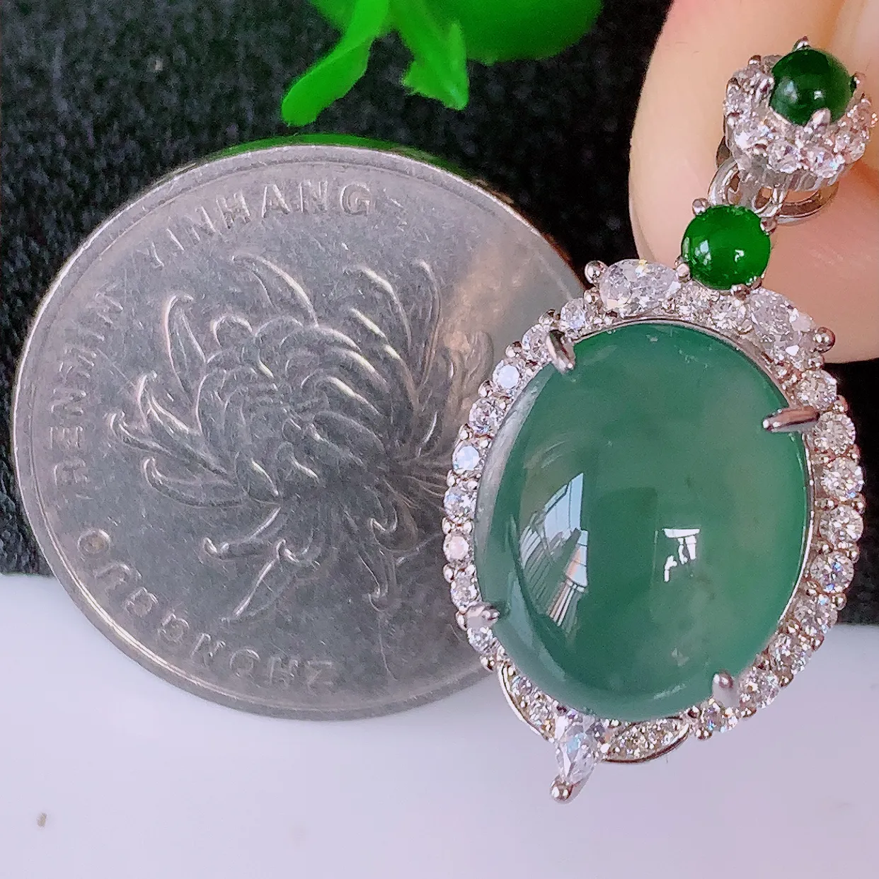 冰透满绿翡翠925银镶嵌吊坠，自然光实拍，翠色灵动，颜色漂亮，种老水足，品相佳，佩戴佳品！#97.28整体28*15*9裸石13.8*11.8