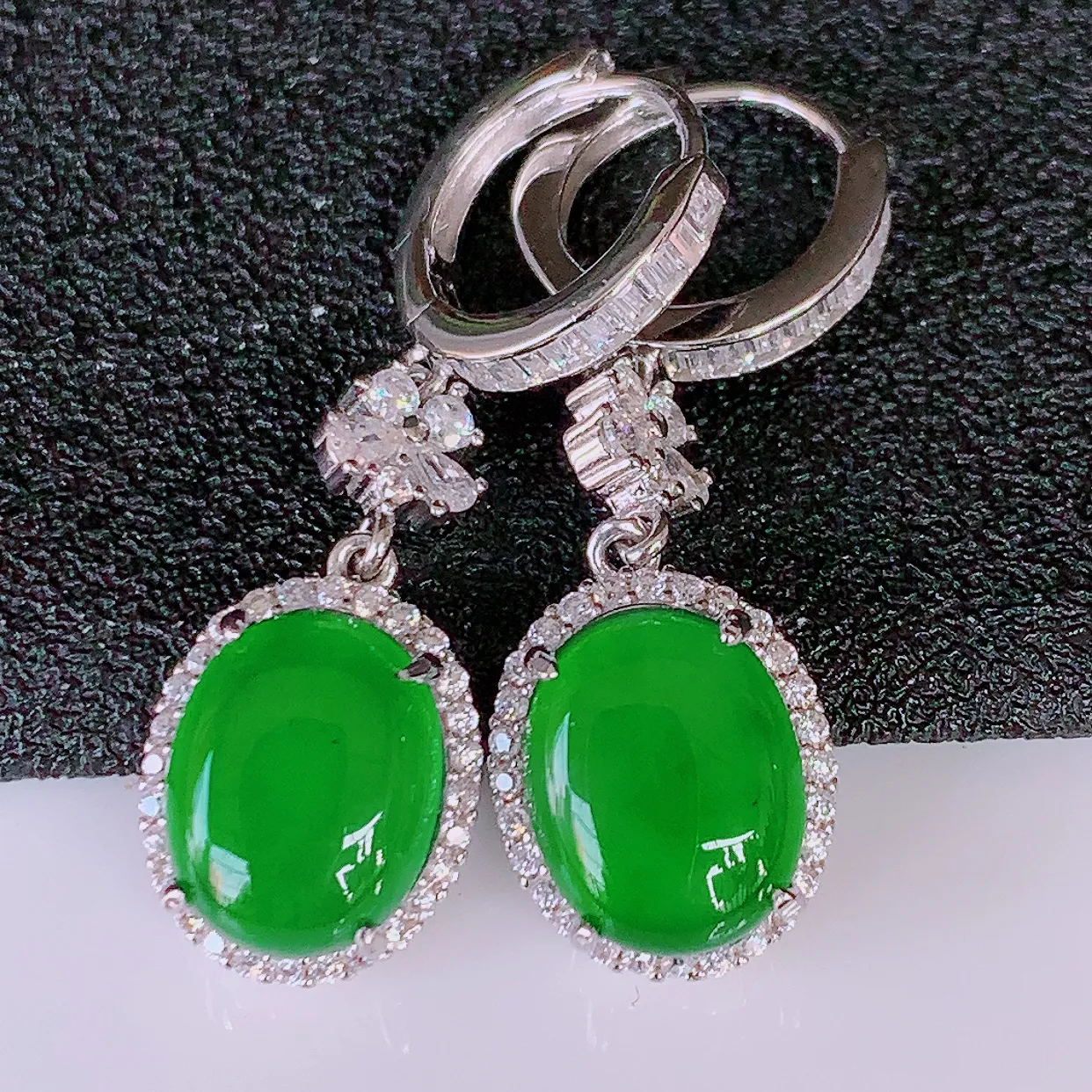 冰透满绿翡翠925银镶嵌耳坠，自然光实拍，翠色灵动，颜色漂亮，种老水足，品相佳，佩戴佳品！#97.28整体31*10*5.8裸石10*7.5