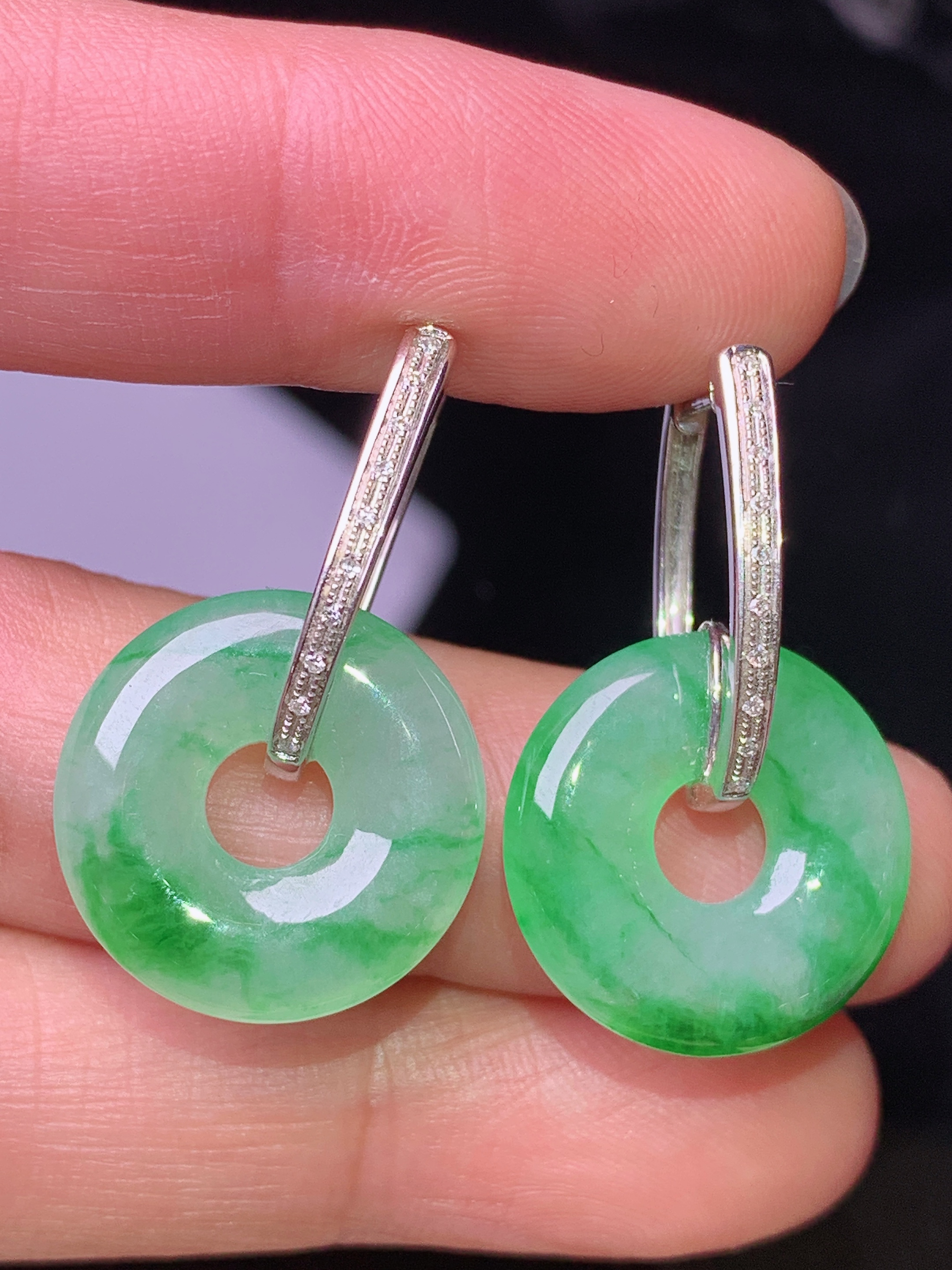 18k金钻镶嵌翠绿平安环耳坠 玉质细腻 色泽清新艳丽 整体尺寸28.8*17.2*3.7